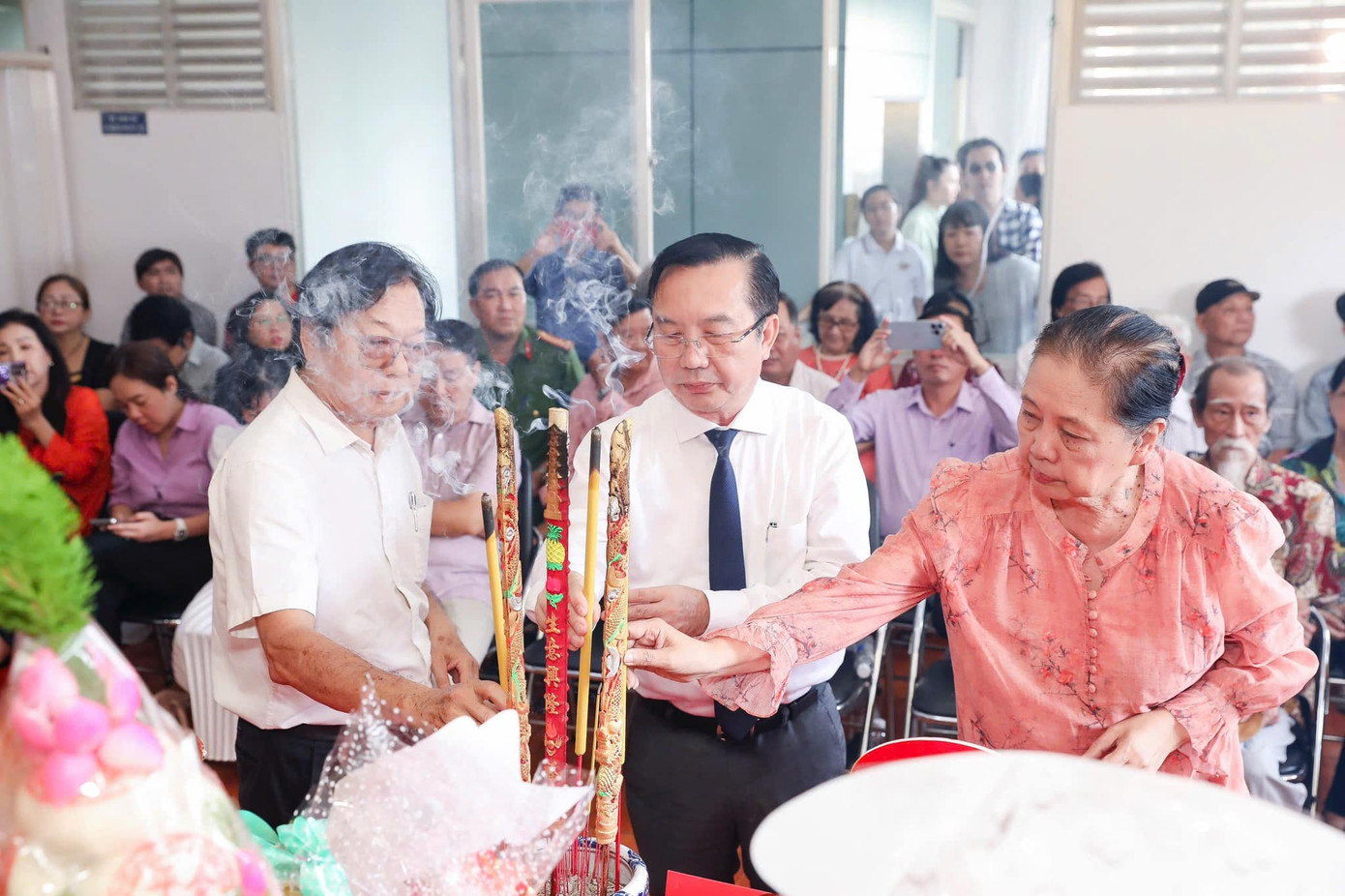 NSND Trần Ngọc Giàu (trái), Chủ tịch Hội sân khấu - cho biết nhiều nơi tại TPHCM tổ chức giỗ Tổ gọn gàng. Nghệ sĩ chủ động ủng hộ, gửi hỗ trợ đến các tổ chức, thể hiện trách nhiệm với cộng đồng.