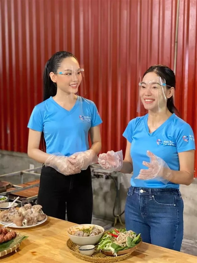 Mai Phương từng vướng thông tin được ban tổ chức Miss World Vietnam ưu ái do cô thường xuất hiện trong sự kiện của công ty. Lý giải điều này, bà Phạm Kim Dung - chủ tịch Hoa hậu Thế giới Việt Nam - cho biết Mai Phương thân thiết với công ty sau khi vào top 5 Hoa hậu Việt Nam. Lúc đó, công ty không ký hợp đồng với người đẹp sinh năm 1999. Cô thắng giải Người đẹp nhân ái, cảm thấy có trách nhiệm với hoàn cảnh khó khăn mùa dịch nên tham gia cùng công ty, không có chuyện ưu ái.