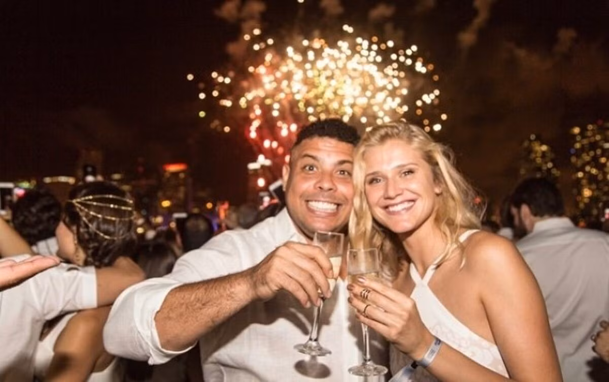 Ronaldo Nazario công khai hẹn hò Celina Locks năm 2015. Lúc đó, nữ người mẫu được 24 tuổi, kém siêu sao bóng đá người Brazil 15 tuổi. Vốn nổi tiếng có tình trường phức tạp, hơn 3 lần kết hôn, truyền thông cho rằng Ro béo chỉ ham vui nhất thời với Celina Locks. Song, cuộc tình này kéo dài được 7 năm. Người mẫu nóng bỏng là người chung sống lâu nhất trong danh sách bạn gái, bạn đời của Ro béo.