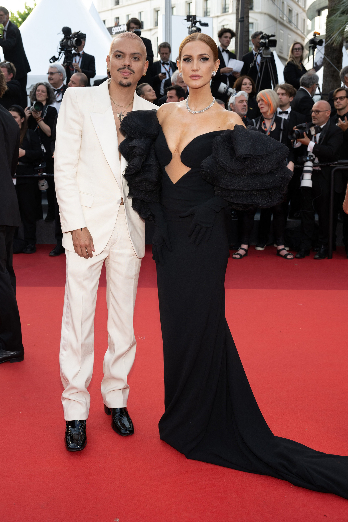 Diễn viên Ashlee Simpson diện váy hở ngực tạo hiệu ứng cánh bướm 3D tôn lên thân hình gợi cảm. Cô và chồng chọn trang phục đối lập trên thảm đỏ.