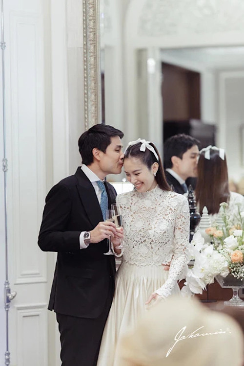 Nong Poy và doanh nhân Oak Phakwa Hongyok kết hôn ngày 1/3. Nong Poy và doanh nhân Oak Phakwa Hongyok kết hôn ngày 1/3.