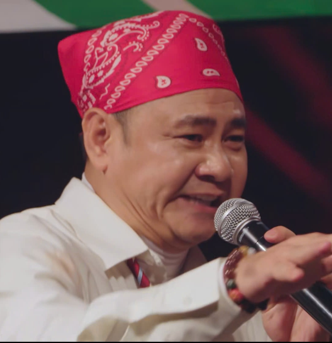 NSND Tự Long và anh tài Tiến Luật hài hước trong Công diễn 3. NSND Tự Long và anh tài Tiến Luật hài hước trong Công diễn 3.