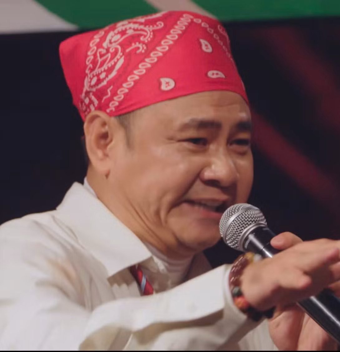 NSND Tự Long và anh tài Tiến Luật hài hước trong Công diễn 3. NSND Tự Long và anh tài Tiến Luật hài hước trong Công diễn 3.