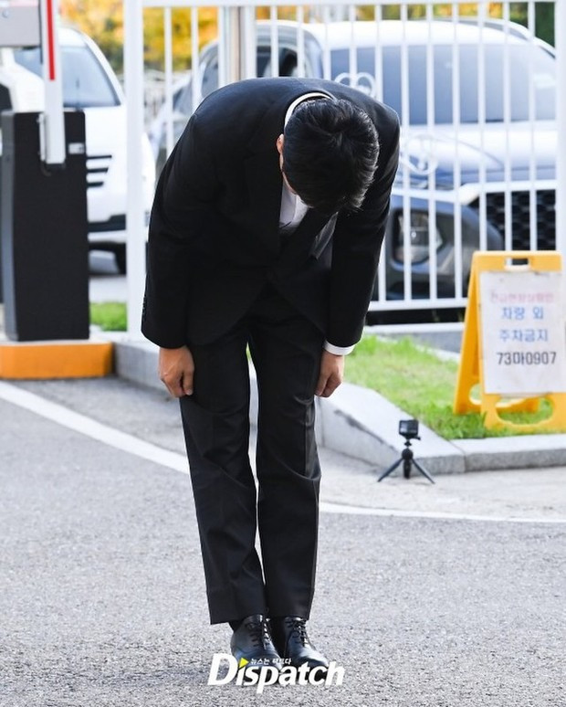 Lee Sun Kyun cúi đầu xin lỗi khán giả. Lee Sun Kyun cúi đầu xin lỗi khán giả.