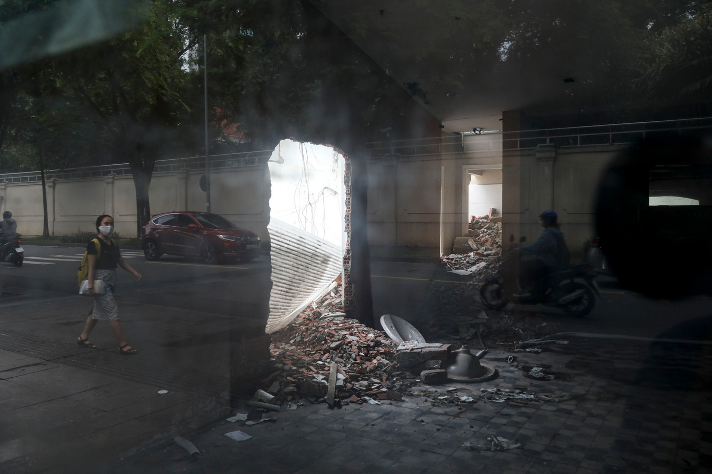 Dù vậy, đến nay mặt bằng đã xuống cấp trầm trọng cả bên trong lẫn bên ngoài, đơn vị nào muốn thuê sẽ phải bỏ thêm một khoản chi phí lớn để cải tạo, nâng cấp.