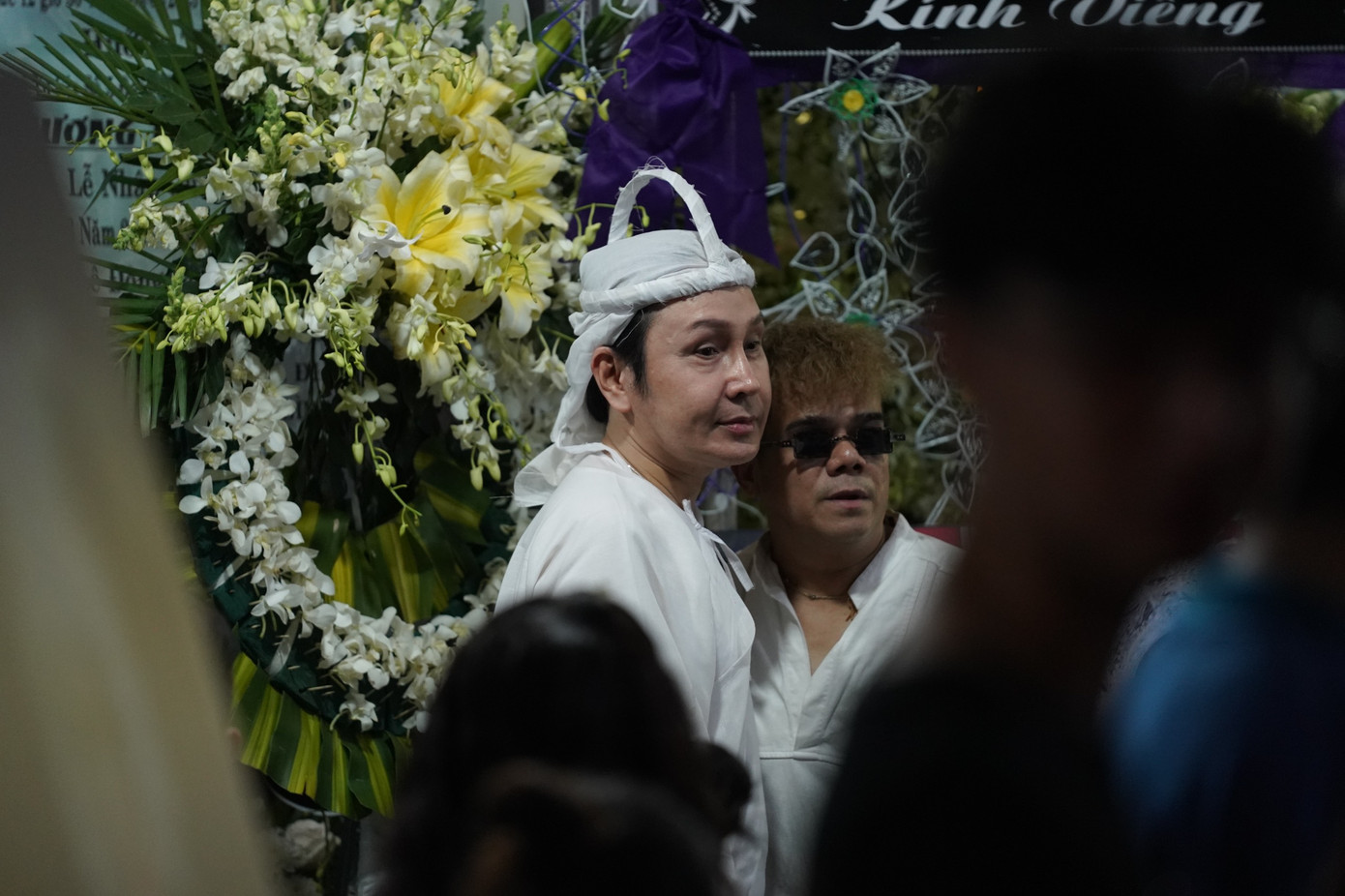 Lễ động quan của NSƯT Vũ Linh diễn ra lúc 11h30. Từ sớm, đông đảo người dân đến xếp hàng để chuẩn bị tiễn đưa ông hoàng Hồ quảng. Trước khi đưa linh cữu NSƯT Vũ Linh về nơi an nghỉ, Vũ Luân gửi lời cảm tạ đến lãnh đạo địa phương, người dân không ngại đường xa đến đưa tiễn nam nghệ sĩ.