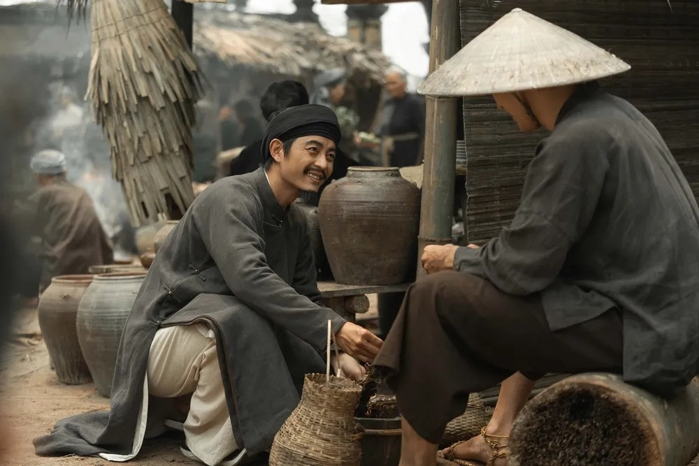 Bối cảnh trong Lật mặt 8: Vòng tay nắng (trên) và Thám tử Kiên: Kỳ án không đầu. Bối cảnh trong Lật mặt 8: Vòng tay nắng (trên) và Thám tử Kiên: Kỳ án không đầu.