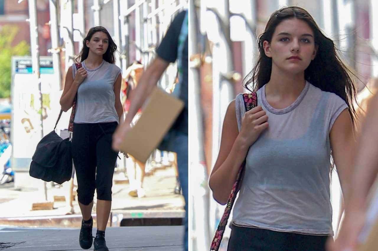 Vài ngày trước, con gái Tom Cruise được bắt gặp hình ảnh trở về từ phòng tập trên phố Manhattan. Cô mặc đơn giản nhưng vẫn gây chú ý với chi tiết áo xuyên thấu. Theo Daily Mail, vẻ ngoài của Suri giống y đúc mẹ thời đóng Dawson&apos;s Creek (1998).