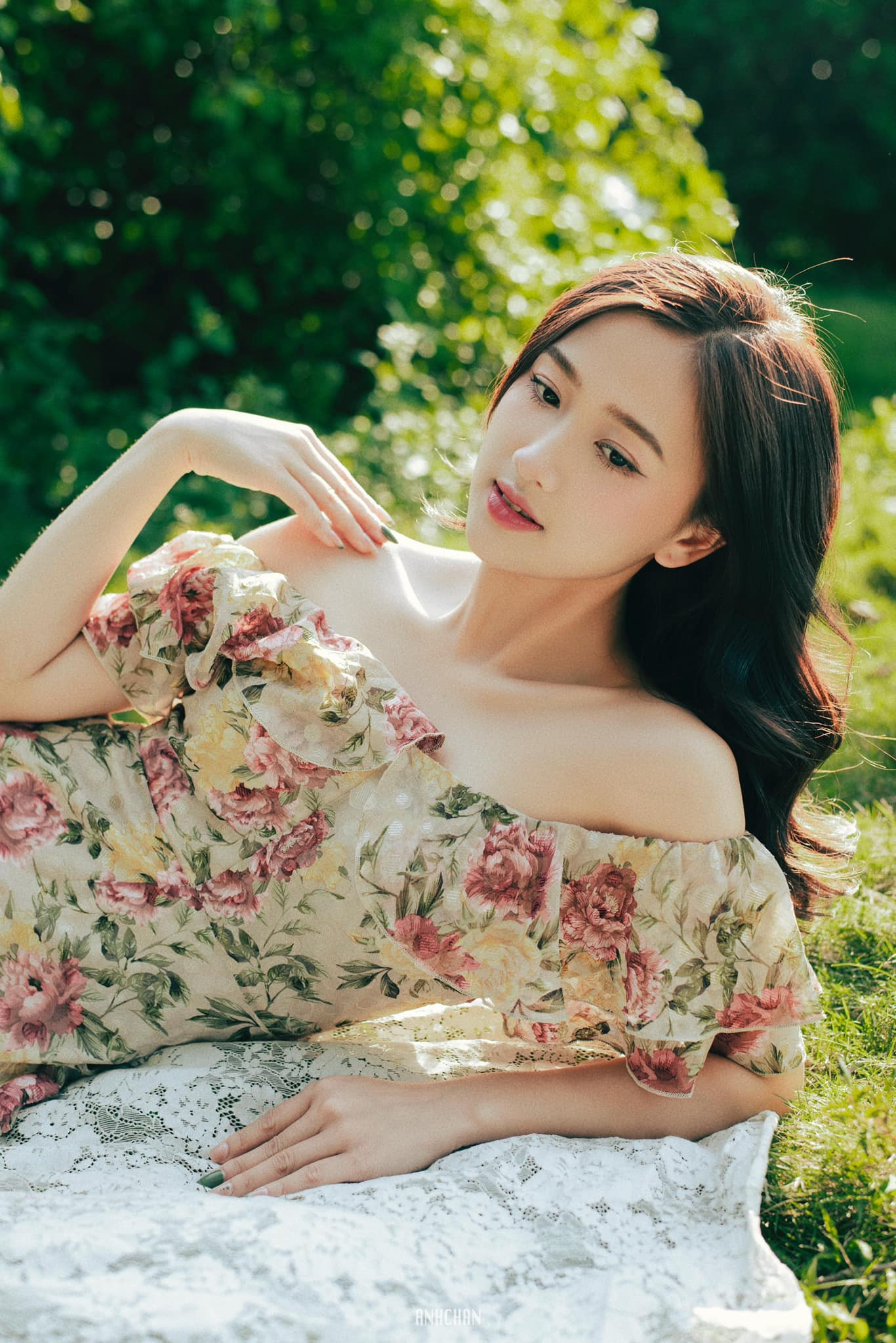 Loạt ảnh trang điểm nhẹ nhàng phong cách nàng thơ của Bùi Thu Hương được bạn bè và người theo dõi khen ngợi. Ngoài làm diễn viên, đóng MV, cô hiện là MC của VTV8.