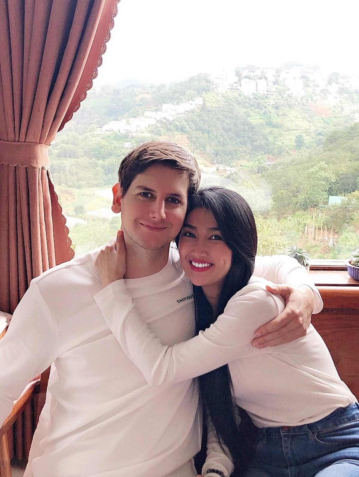 Khán giả tiếc trước thông tin Quỳnh Lam chia tay vì hai người thường xuyên chia sẻ khoảnh khắc hạnh phúc lên trang cá nhân. Năm 2018, diễn viên 40 tuổi được bạn trai cầu hôn tại đảo St Micheal’s Mount ở Cornwall, Anh. Ngôi sao phim truyền hình và giáo viên tiếng Anh dự định tổ chức đám cưới vào cuối năm 2020 nhưng hoãn, một phần do tình hình dịch COVID-19 diễn biến phức tạp ở Việt Nam và Anh. Khán giả tiếc trước thông tin Quỳnh Lam chia tay vì hai người thường xuyên chia sẻ khoảnh khắc hạnh phúc lên trang cá nhân. Năm 2018, diễn viên 40 tuổi được bạn trai cầu hôn tại đảo St Micheal’s Mount ở Cornwall, Anh. Ngôi sao phim truyền hình và giáo viên tiếng Anh dự định tổ chức đám cưới vào cuối năm 2020 nhưng hoãn, một phần do tình hình dịch COVID-19 diễn biến phức tạp ở Việt Nam và Anh.