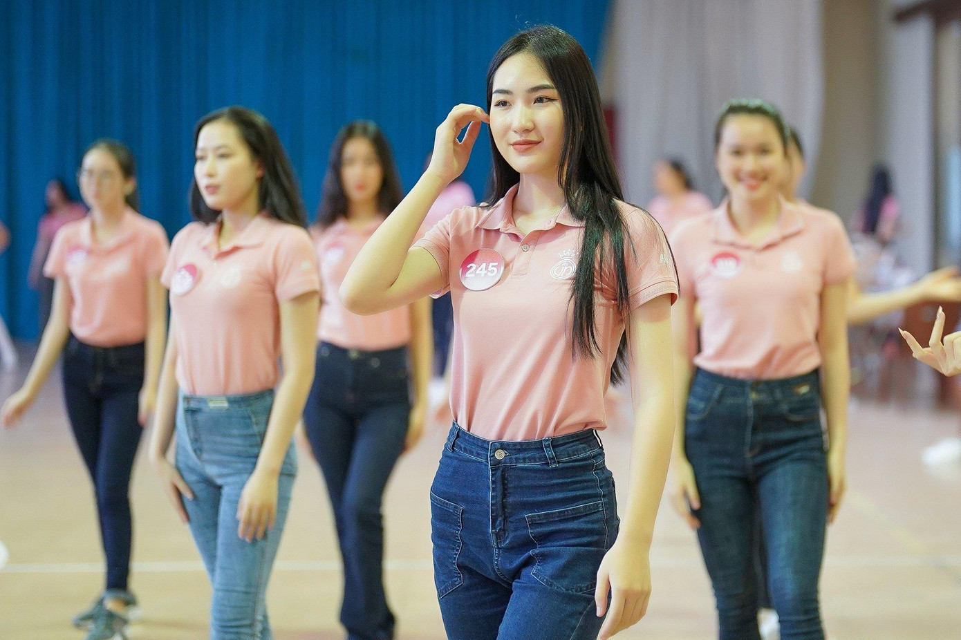 Phong thái là bài học quan trọng với các thí sinh Hoa hậu Việt Nam. Phong thái là bài học quan trọng với các thí sinh Hoa hậu Việt Nam.