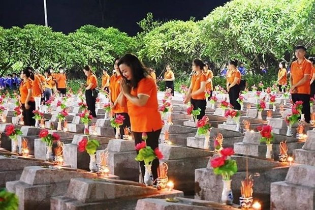 Viếng, đặt vòng hoa và thắp nến tri ân tưởng nhớ các Anh hùng liệt sỹ tại Nghĩa trang Liệt sỹ Ba Dốc. (Ảnh: Võ Dung/TTXVN)