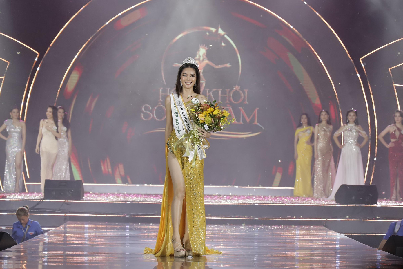 Trước đó, khi được xướng tên vào Top 5 chung cuộc, Huỳnh Đào Diễm Trinh được Ngọc Châu - đương kim Hoa hậu Hoàn vũ Việt Nam - truyền may mắn khi đặt câu hỏi ứng xử. Với câu trả lời: "Trong xã hội hiện đại, người phụ nữ lột bỏ vẻ ngoài yếu đuối, nâng cao trình độ để góp phần vào sự phát triển xã hội. Tôi tin rằng một Hoa khôi Sông Vàm 2022, ngoài sự bản lĩnh, tri thức thì công dung ngôn hạnh cũng khiến cô ấy được yêu thương nhiều hơn". Sau phần trả lời, cô thẳng tiến vào Top 3 để tiếp tục ứng xử, giành ngôi vị cao nhất. Ảnh: BTC. Trước đó, khi được xướng tên vào Top 5 chung cuộc, Huỳnh Đào Diễm Trinh được Ngọc Châu - đương kim Hoa hậu Hoàn vũ Việt Nam - truyền may mắn khi đặt câu hỏi ứng xử. Với câu trả lời: "Trong xã hội hiện đại, người phụ nữ lột bỏ vẻ ngoài yếu đuối, nâng cao trình độ để góp phần vào sự phát triển xã hội. Tôi tin rằng một Hoa khôi Sông Vàm 2022, ngoài sự bản lĩnh, tri thức thì công dung ngôn hạnh cũng khiến cô ấy được yêu thương nhiều hơn". Sau phần trả lời, cô thẳng tiến vào Top 3 để tiếp tục ứng xử, giành ngôi vị cao nhất. Ảnh: BTC.