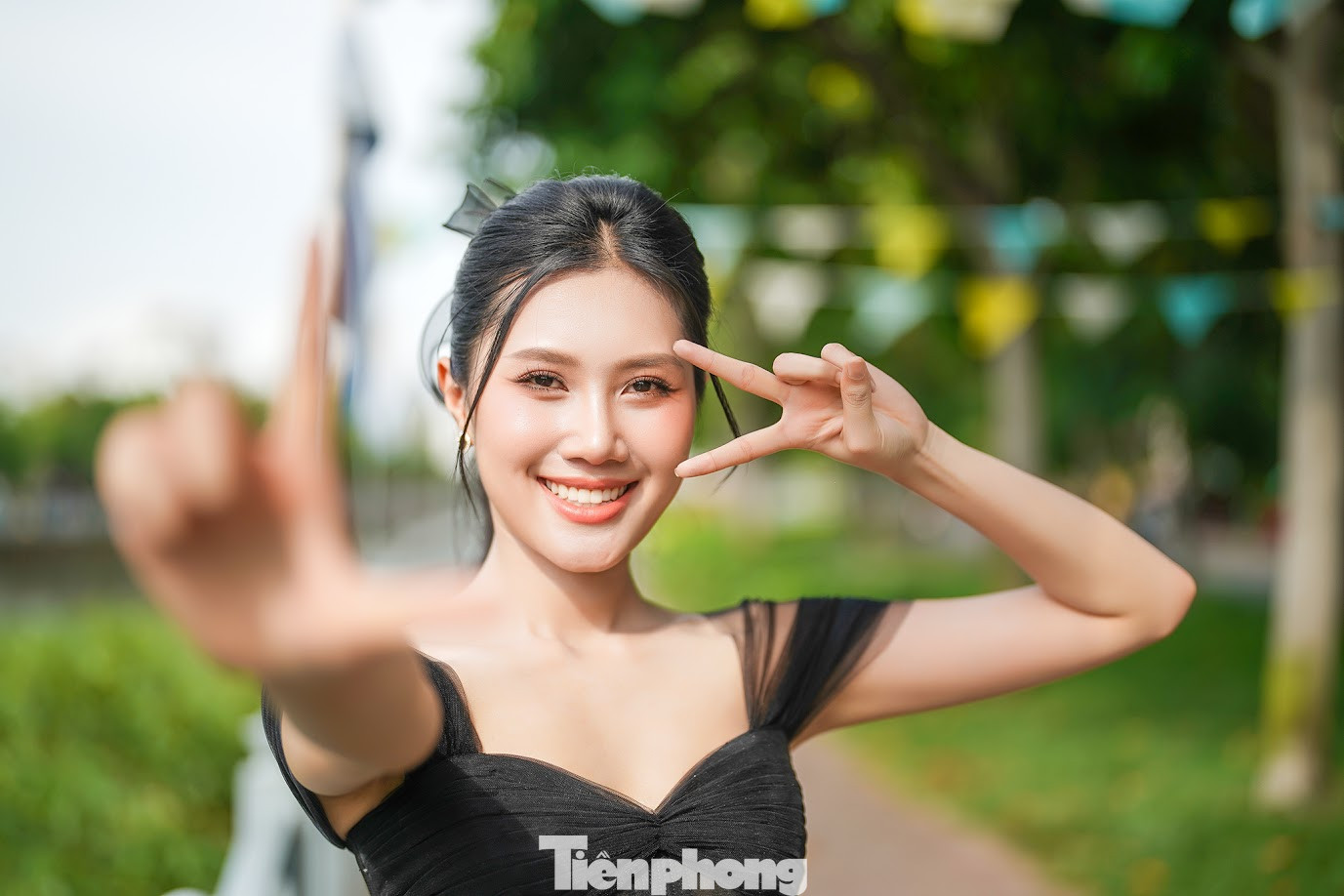 Thùy Nhiên cho biết cô được trưởng ban giám khảo góp ý về nụ cười: &quot;Tôi lắng nghe ban giám khảo góp ý, điều chỉnh nụ cười sao cho tự tin nhất&quot;.