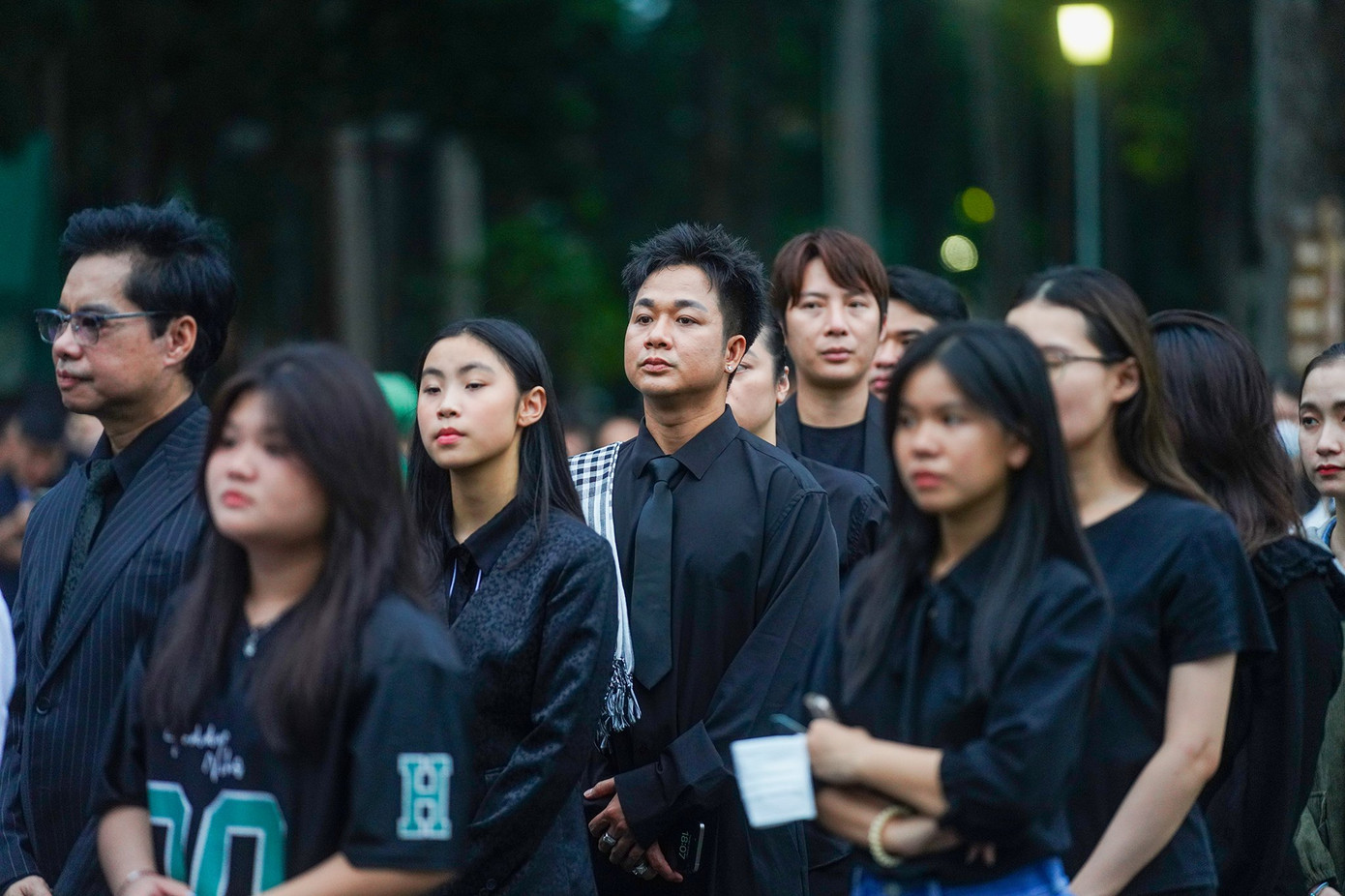 Theo ghi nhận của Tiền Phong lúc 18h30 ngày 25/7, người dân đến viếng Tổng Bí thư Nguyễn Phú Trọng tại Hội trường Thống Nhất ngày càng đông. Sau giờ tan làm, người dân tại TP.HCM tới hội trường để bày tỏ lòng tiếc thương, tiễn biệt Tổng Bí thư Nguyễn Phú Trọng.