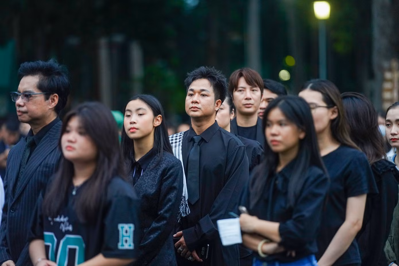 Theo ghi nhận của Tiền Phong lúc 18h30 ngày 25/7, người dân đến viếng Tổng Bí thư Nguyễn Phú Trọng tại Hội trường Thống Nhất ngày càng đông. Sau giờ tan làm, người dân tại TP.HCM tới hội trường để bày tỏ lòng tiếc thương, tiễn biệt Tổng Bí thư Nguyễn Phú Trọng.