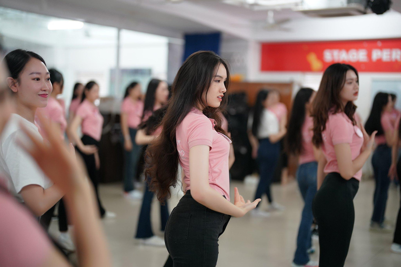 Trải qua một ngày tập luyện với vũ đạo kết hợp catwalk, các thí sinh vẫn giữ được năng lượng và thể hiện khá trọn vẹn các động tác.