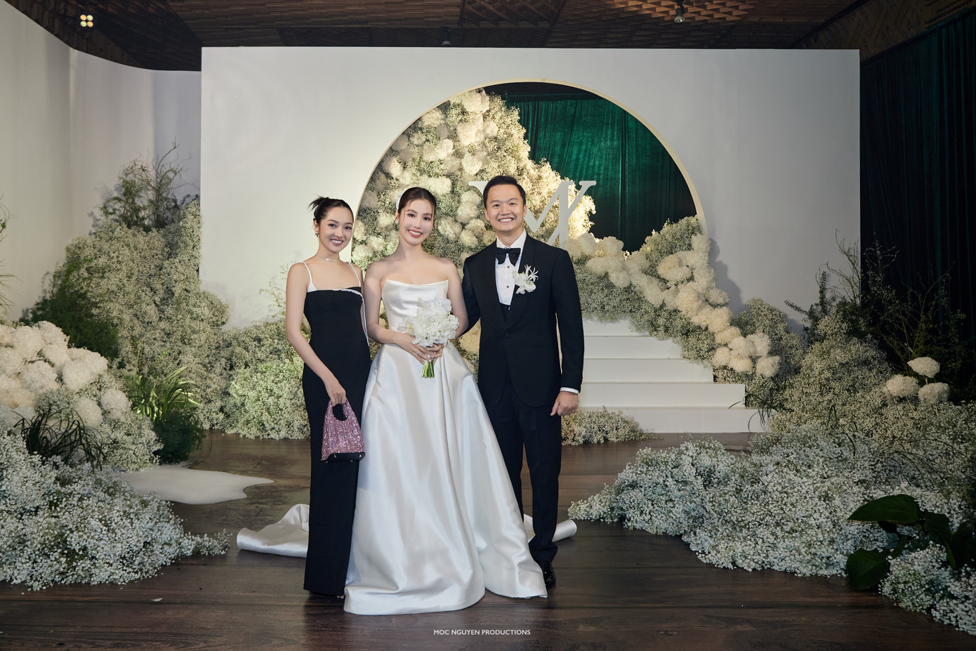 Bảo Anh chọn thiết kế hai dây màu đen sang trọng để tới ngày vui của Diễm My. Diễm My 9X và thiếu gia Vinh Nguyễn đã có hơn 7 năm yêu nhau. Cả hai đã cùng nhau trải qua nhiều thăng trầm, yêu xa và cãi vã. Tuy nhiên, sau những khó khăn, Diễm My và Vinh Nguyễn lại càng hiểu, yêu thương nhau nhiều hơn. Cho đến cuối năm 2022, Diễm My 9X được bạn trai cầu hôn ngay trên khinh khí cầu kèm chiếc nhẫn kim cương lấp lánh.