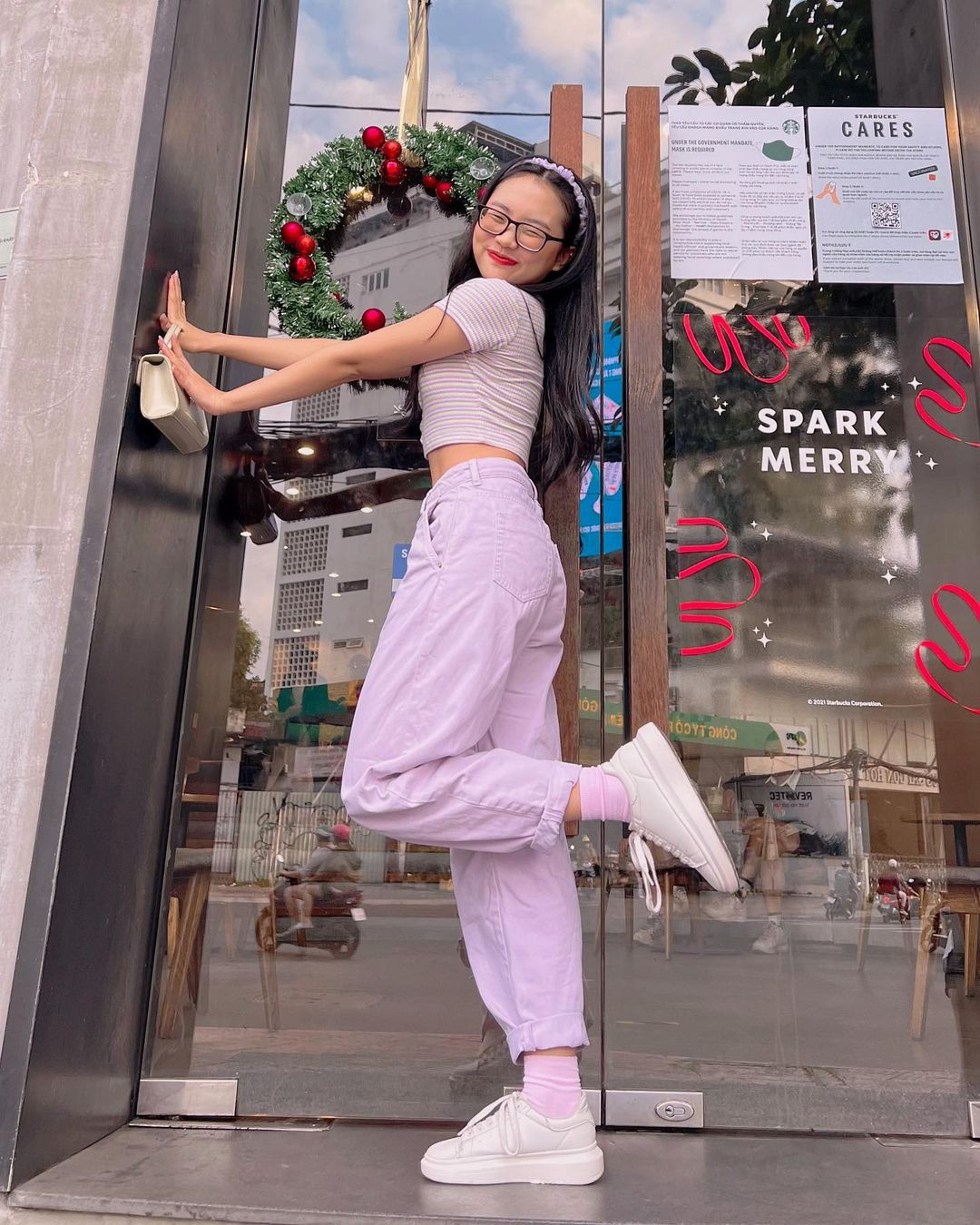 Phương Mỹ Chi bị cận đến 7 độ, kèm theo chứng loạn thị. 10 năm qua, nữ ca sĩ gắn với cặp mắt kính, chỉ bỏ ra lúc ngủ. Việc này khiến nhiều chuyên gia trang điểm đau đầu, bởi khi trang điểm phần mắt đẹp đến đâu cũng vô nghĩa khi mang kính lên sân khấu.