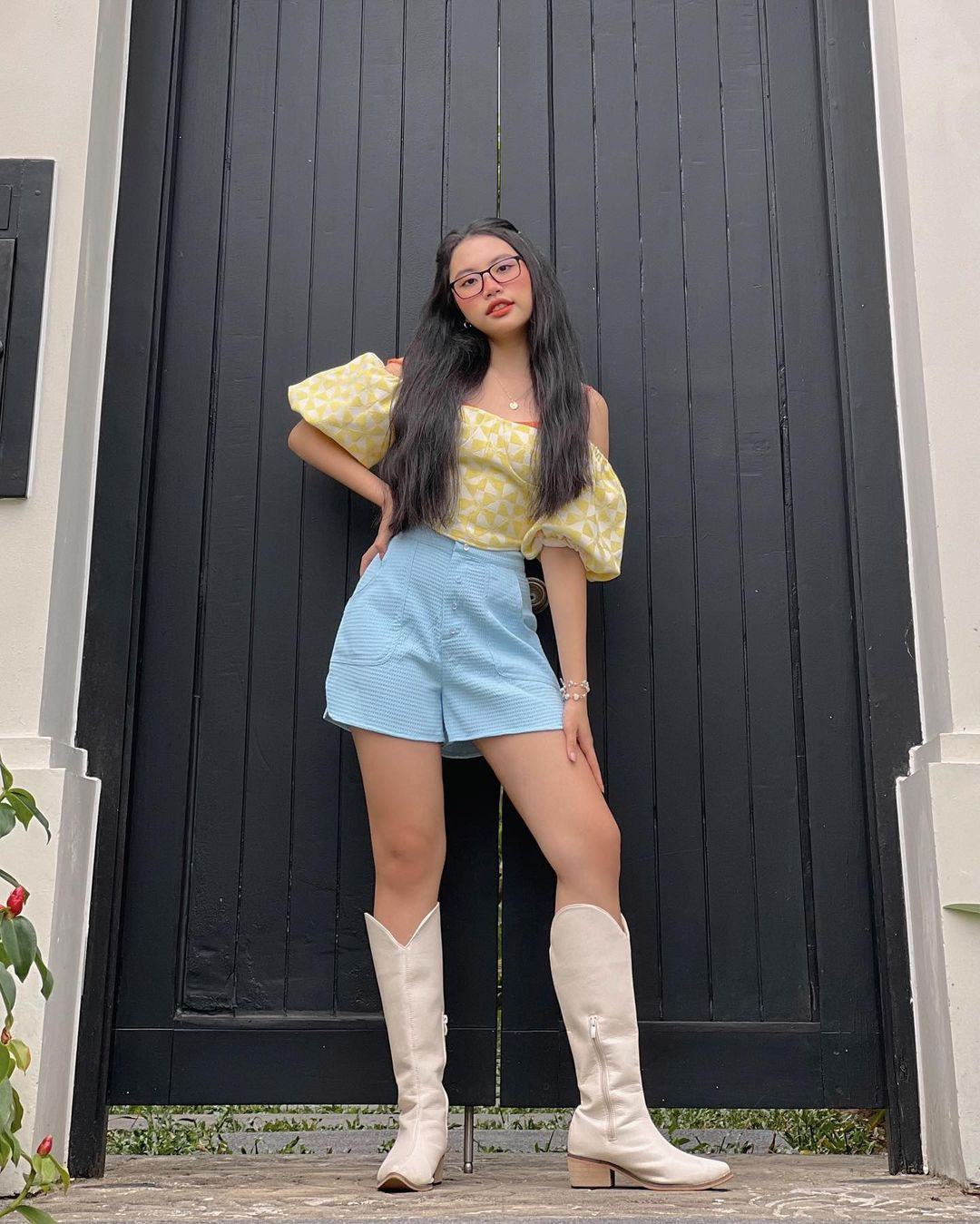 Không giống những ngôi sao Gen Z khác, Phương Mỹ Chi gắn liền với ca khúc dân ca, trữ tình. Lần đột phá gần nhất và tạo tiếng vang nhất là Nam quốc sơn hà cùng Erik. Khi được hỏi về việc chạy theo hình tượng hiện đại, nữ ca sĩ nói: "Là Gen Z, tôi muốn lan tỏa nét đẹp văn hóa đến mọi người, đặc biệt là thế hệ trẻ. Điều quan trọng là tôi muốn mang đến sự hài hòa về truyền thống trong vẻ ngoài để mọi thứ độc đáo, ấn tượng".