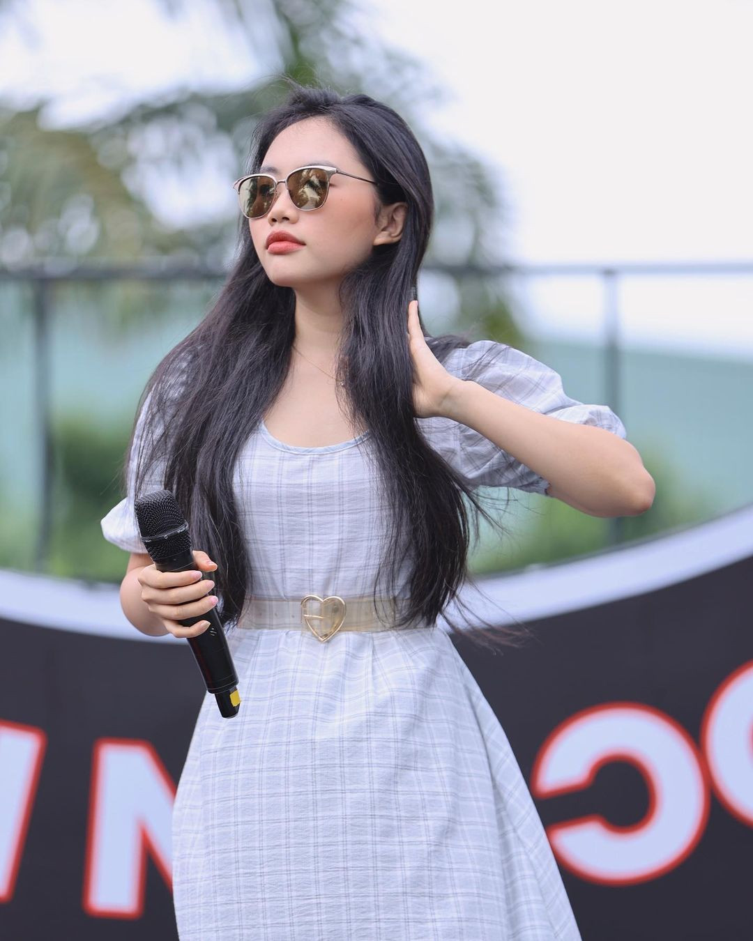 Ngoài nét nghiêm túc trên sân khấu, ngoài đời Phương Mỹ Chi sống đúng với tuổi 20.