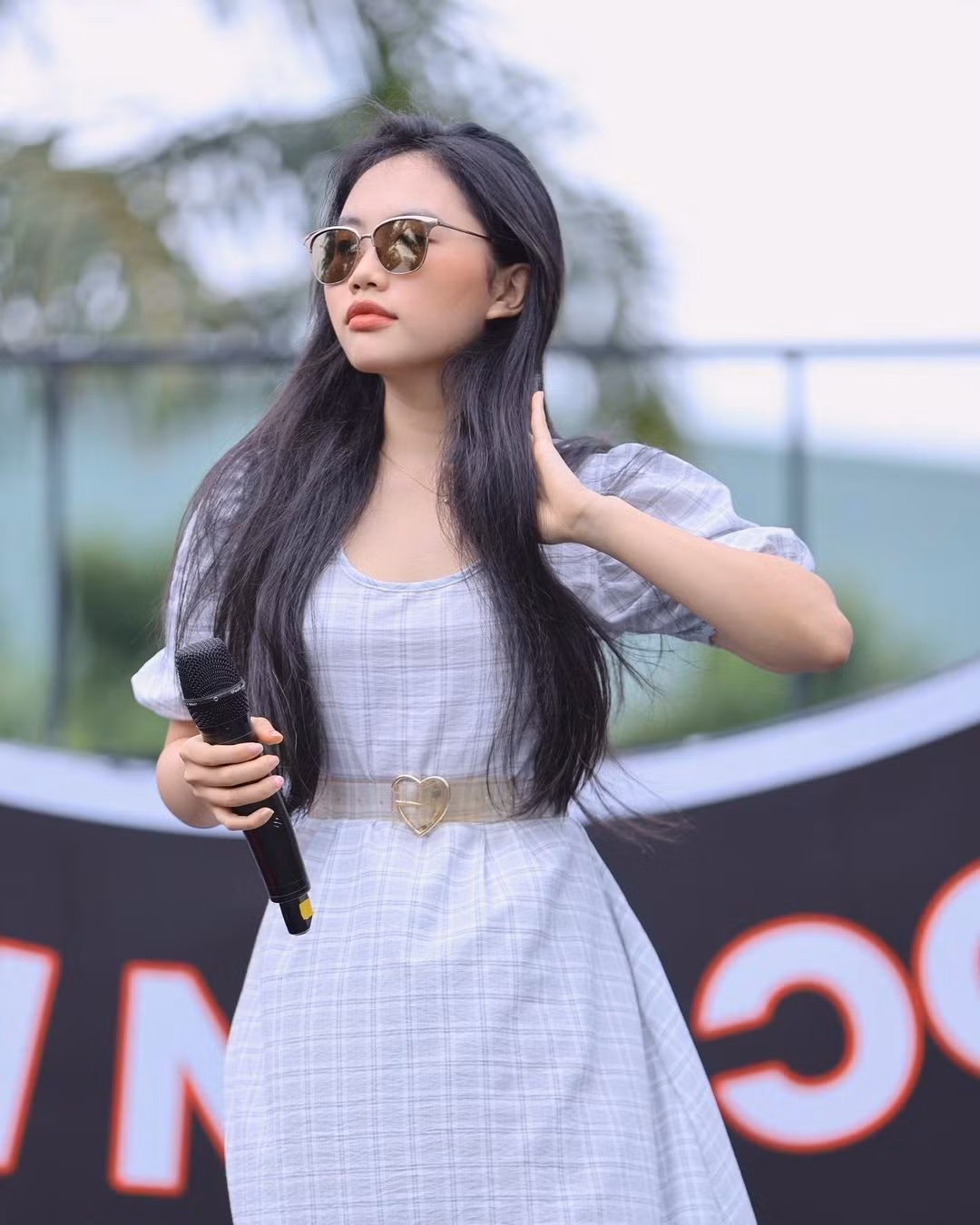 Ngoài nét nghiêm túc trên sân khấu, ngoài đời Phương Mỹ Chi sống đúng với tuổi 20.