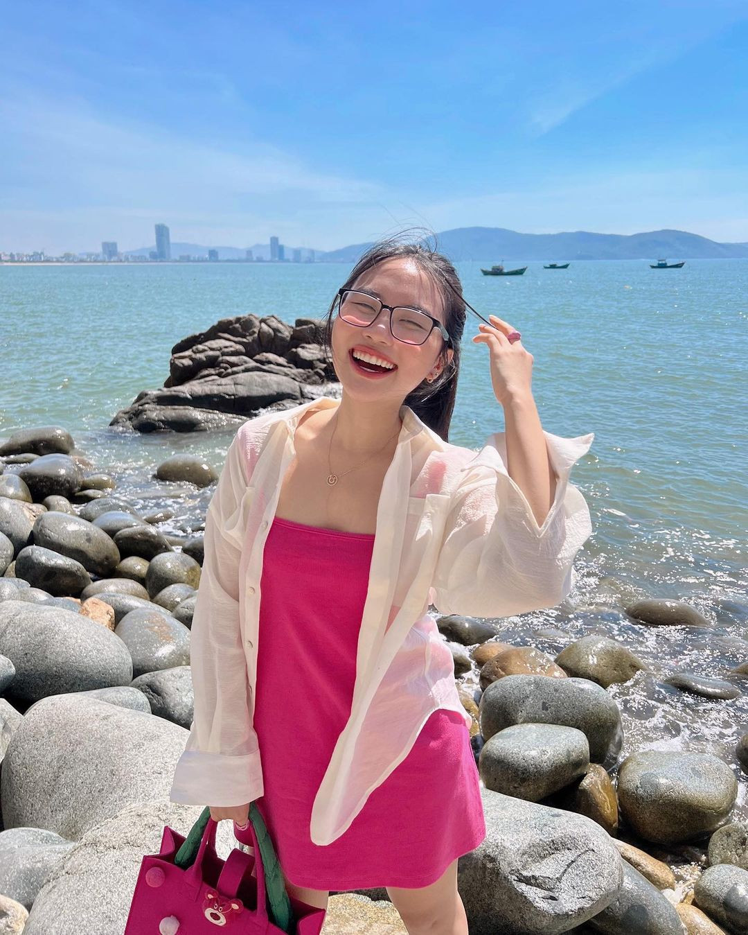 Khi đi biển, Phương Mỹ Chi cũng hạn chế mặc gợi cảm. Chia sẻ với Tiền Phong, cô không muốn thay đổi thành người quá sắc sảo, giữ cho khán giả hình tượng Phương Mỹ Chi gắn liền với ca khúc mang âm hưởng dân ca, trữ tình.