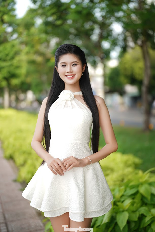 Bảo Hà nói việc đăng ký thi Hoa hậu Việt Nam là quyết định mang tính bước ngoặt, thay đổi hoàn toàn con người cô. Khi được hỏi về bốn trụ cột Nhan sắc - Văn hóa - Trí tuệ và Cống hiến ở Hoa hậu Việt Nam, cô gái 23 tuổi nói cô nỗ lực từng ngày để đáp ứng các tiêu chí, nhất là yếu tố Cống hiến. "Lúc chưa tham gia Hoa hậu Việt nam, tôi luôn ý thức việc trau dồi lòng nhân ái, sự trắc ẩn, mong muốn cống hiến cho cộng đồng. Đó là đức tính, hình mẫu của người phụ nữ Việt Nam mà tôi hướng tới", cô chia sẻ.