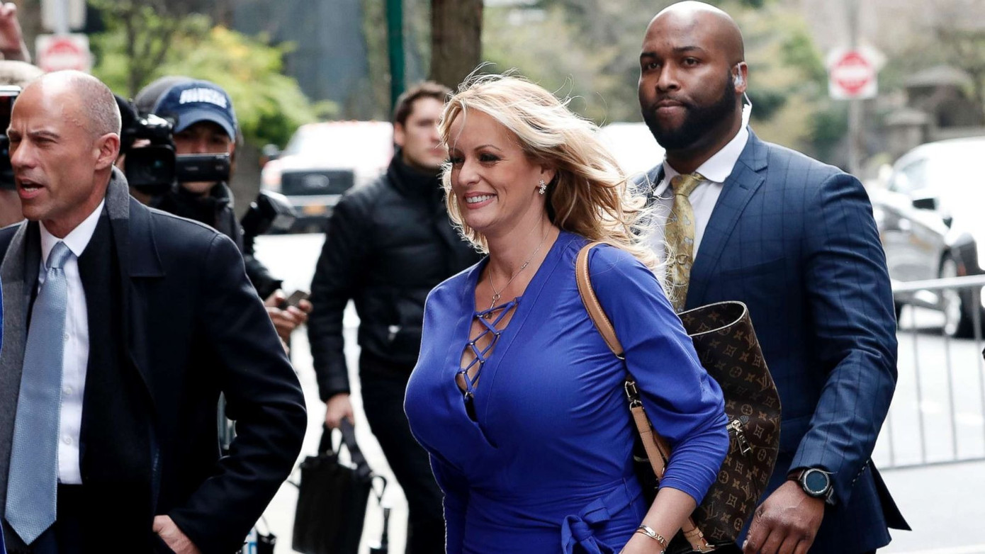 Stormy Daniels lợi dụng scandal với Donald Trump để kiếm tiền. Stormy Daniels lợi dụng scandal với Donald Trump để kiếm tiền.