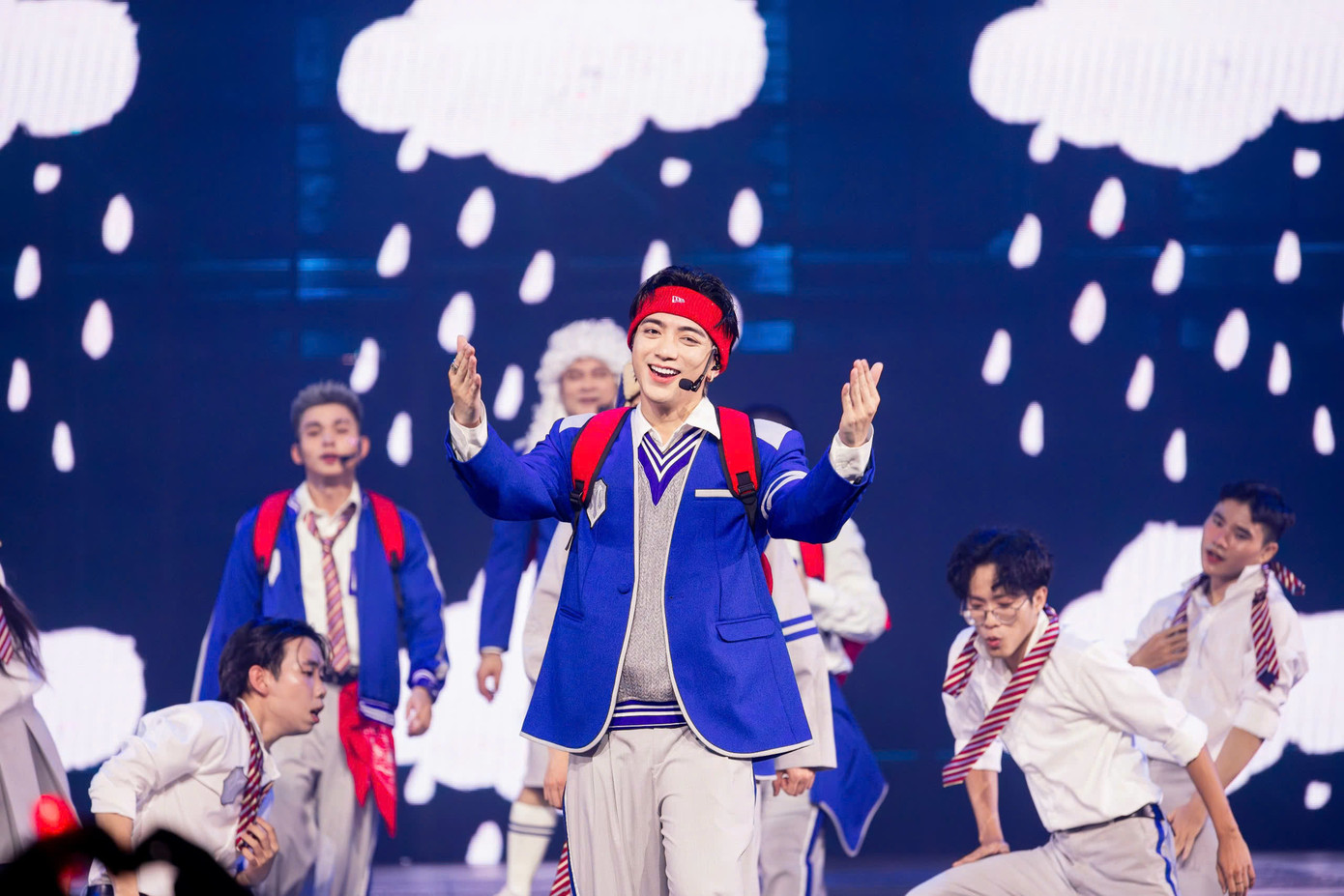 NSND Tự Long và Soobin Hoàng Sơn tạo sóng sau Công diễn 3. NSND Tự Long và Soobin Hoàng Sơn tạo sóng sau Công diễn 3.