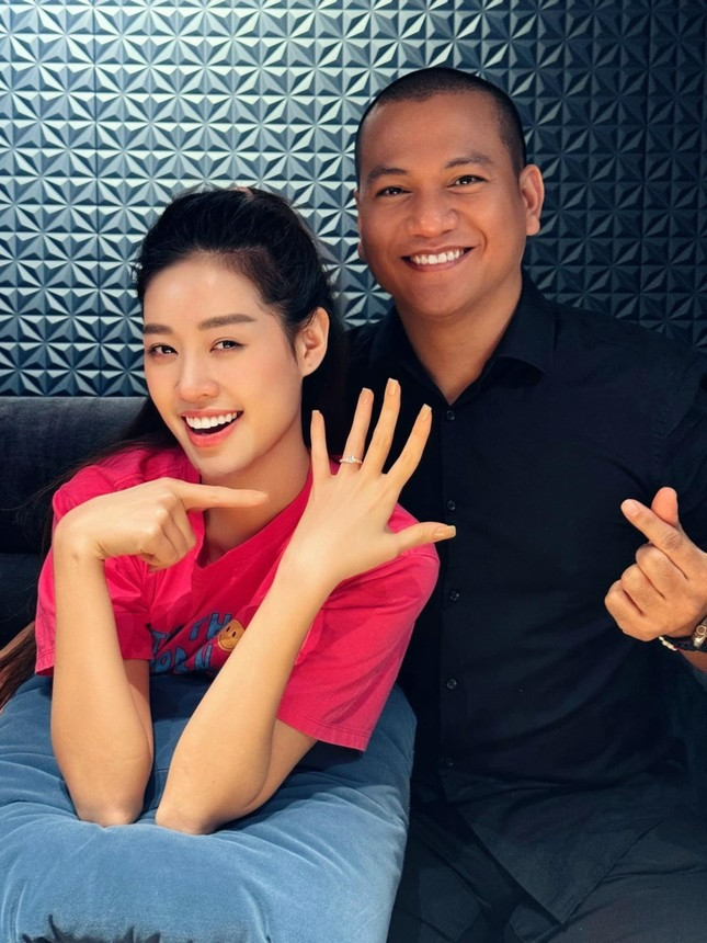 Đầu tháng 8, Khánh Vân đăng ảnh khoe nhẫn cưới ở ngón áp út, chụp cùng nhiếp ảnh gia Nguyễn Long. Dưới phần bình luận, đồng nghiệp và khán giả gửi lời chúc mừng đến Khánh Vân. Siêu mẫu Vũ Thu Phương, Á hậu Chế Nguyễn Quỳnh Châu, nhà thiết kế Nguyễn Tiến Truyển... gửi lời chúc phúc đến hoa hậu. Đầu tháng 8, Khánh Vân đăng ảnh khoe nhẫn cưới ở ngón áp út, chụp cùng nhiếp ảnh gia Nguyễn Long. Dưới phần bình luận, đồng nghiệp và khán giả gửi lời chúc mừng đến Khánh Vân. Siêu mẫu Vũ Thu Phương, Á hậu Chế Nguyễn Quỳnh Châu, nhà thiết kế Nguyễn Tiến Truyển... gửi lời chúc phúc đến hoa hậu.