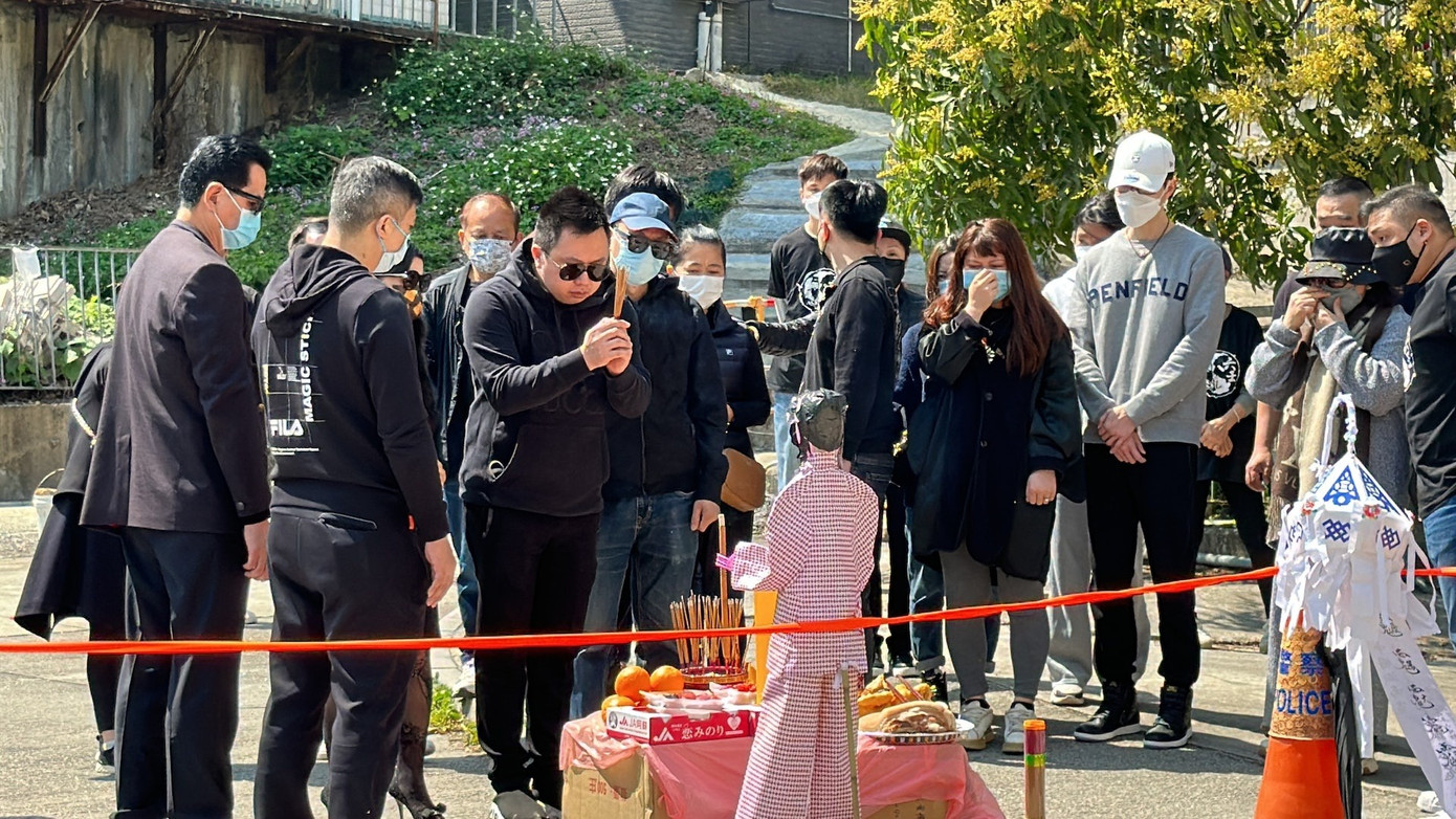 Bạn đời của Thái Thiên Phượng thắp nhang cho vợ tại hiện trường xảy ra vụ việc. Bạn đời của Thái Thiên Phượng thắp nhang cho vợ tại hiện trường xảy ra vụ việc.