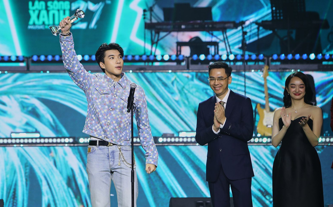 Ngoài ra, anh còn được vinh danh cùng các đồng đội ở hạng mục Top 10 ca khúc được yêu thích với bài hát Ngáo ngơ. "Năm nay, hạng mục Ca sĩ được yêu thích nhất có thêm dòng chữ Rapper đứng cạnh. Điều này có ý nghĩa rất lớn với tôi. Trong năm nay, tôi không có sản phẩm cá nhân, thành công của tôi có sự giúp đỡ từ các anh em trong chương trình Anh trai say hi", Hieuthuhai nói trên sân khấu. Ngoài ra, anh còn được vinh danh cùng các đồng đội ở hạng mục Top 10 ca khúc được yêu thích với bài hát Ngáo ngơ. "Năm nay, hạng mục Ca sĩ được yêu thích nhất có thêm dòng chữ Rapper đứng cạnh. Điều này có ý nghĩa rất lớn với tôi. Trong năm nay, tôi không có sản phẩm cá nhân, thành công của tôi có sự giúp đỡ từ các anh em trong chương trình Anh trai say hi", Hieuthuhai nói trên sân khấu.