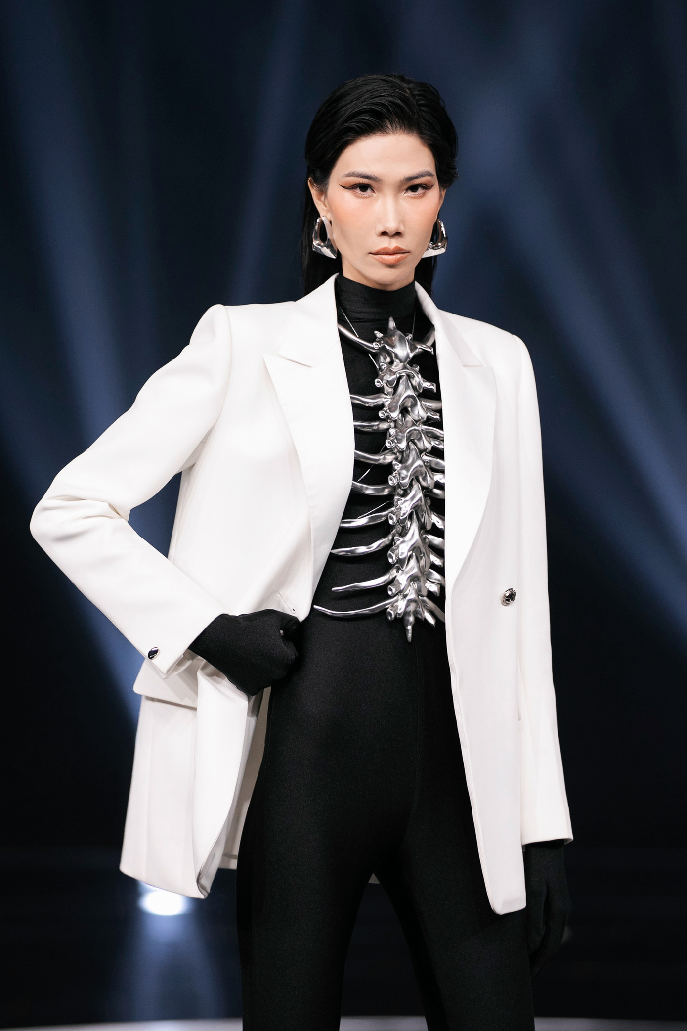 Người mẫu Kim Phương trình diễn trang phục menswear với điểm nhấn là phần khung xương kim loại lấy cảm hứng từ phim khoa học viễn tưởng. Người mẫu Kim Phương trình diễn trang phục menswear với điểm nhấn là phần khung xương kim loại lấy cảm hứng từ phim khoa học viễn tưởng.