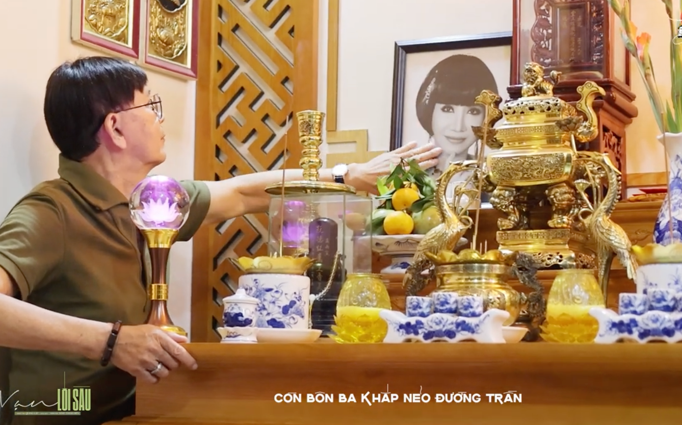 NSND Thanh Điền bên di ảnh nghệ sĩ Thanh Kim Huệ. NSND Thanh Điền bên di ảnh nghệ sĩ Thanh Kim Huệ.