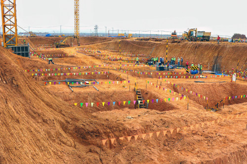 Theo báo cáo của ACV, tại gói thầu 5.10, toàn bộ các tuyến đường tạm kết nối các tuyến đường công vụ hoàn thành 100% với tổng chiều dài gần 3.700m, cổng và hàng rào đến nay hoàn thành 100%. Bên cạnh đó đã hoàn thành công tác lắp đặt, đưa vào sử dụng 24 cẩu tháp trên toàn bộ công trường. Việc thi công đào đất đạt 221.000/340.600m3 (đạt 65,1%), đã thực hiện đập đầu cọc 587/1.566 trụ.