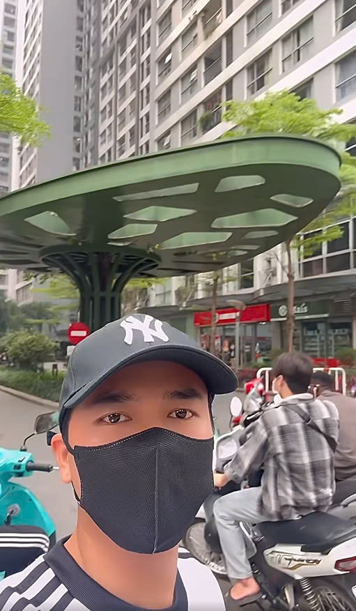 Bùi Công Nam (trái) chạy từ tầng 24 xuống đất vì "chung cư lắc như võng". Ca sĩ Dương Hoàng Yến chia sẻ đèn chùm treo trần nhà rung lắc mạnh. Bùi Công Nam (trái) chạy từ tầng 24 xuống đất vì "chung cư lắc như võng". Ca sĩ Dương Hoàng Yến chia sẻ đèn chùm treo trần nhà rung lắc mạnh.