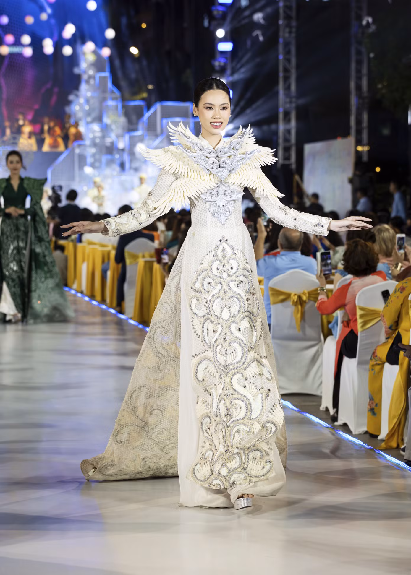 Á hậu Tâm Như diện thiết kế áo dài lấy cảm hứng từ chim phượng hoàng. Trang phục chạm khắc, kết hợp thiết kế 3D in nổi từng được đại diện Việt Nam mang dự thi ở Miss Intercontinental 2021.