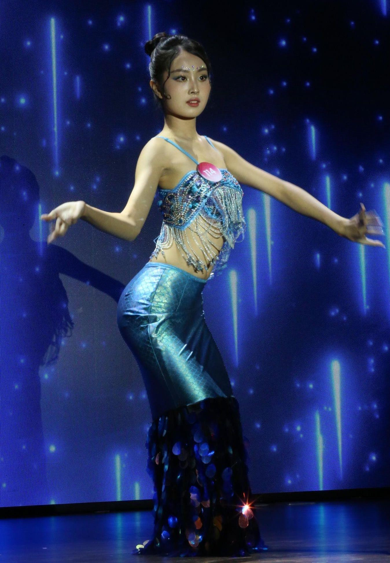 Với phần thi thể hiện hình ảnh nàng tiên cá, Giáng My chọn trang phục khoe số đo ba vòng ấn tượng thông qua bài múa được đầu tư kỹ lưỡng.