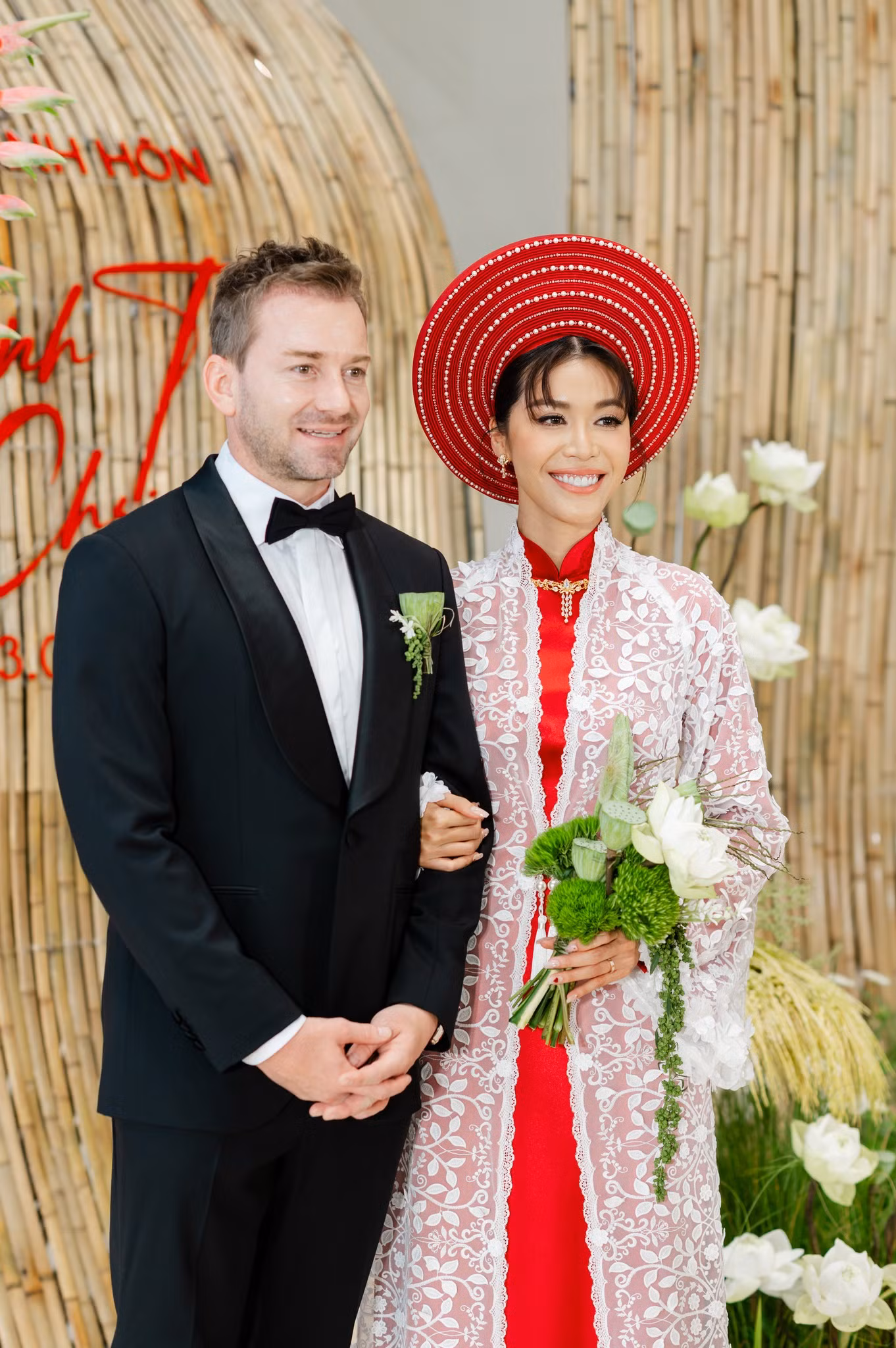 Tối 13/4, lễ cưới của Minh Tú và Chris diễn ra tại một trung tâm hội nghị tại Thành phố Thủ Đức, TPHCM. Trong ngày trọng đại, nữ người mẫu diện áo cưới truyền thống với áo dài và khăn đóng đỏ. Nữ người mẫu mặc theo phong cách của mẹ mình trong lễ cưới hơn 30 năm trước. Trong khi đó, chú rể người Đức bảnh bao với vest đen và nơ ton-sur-ton.