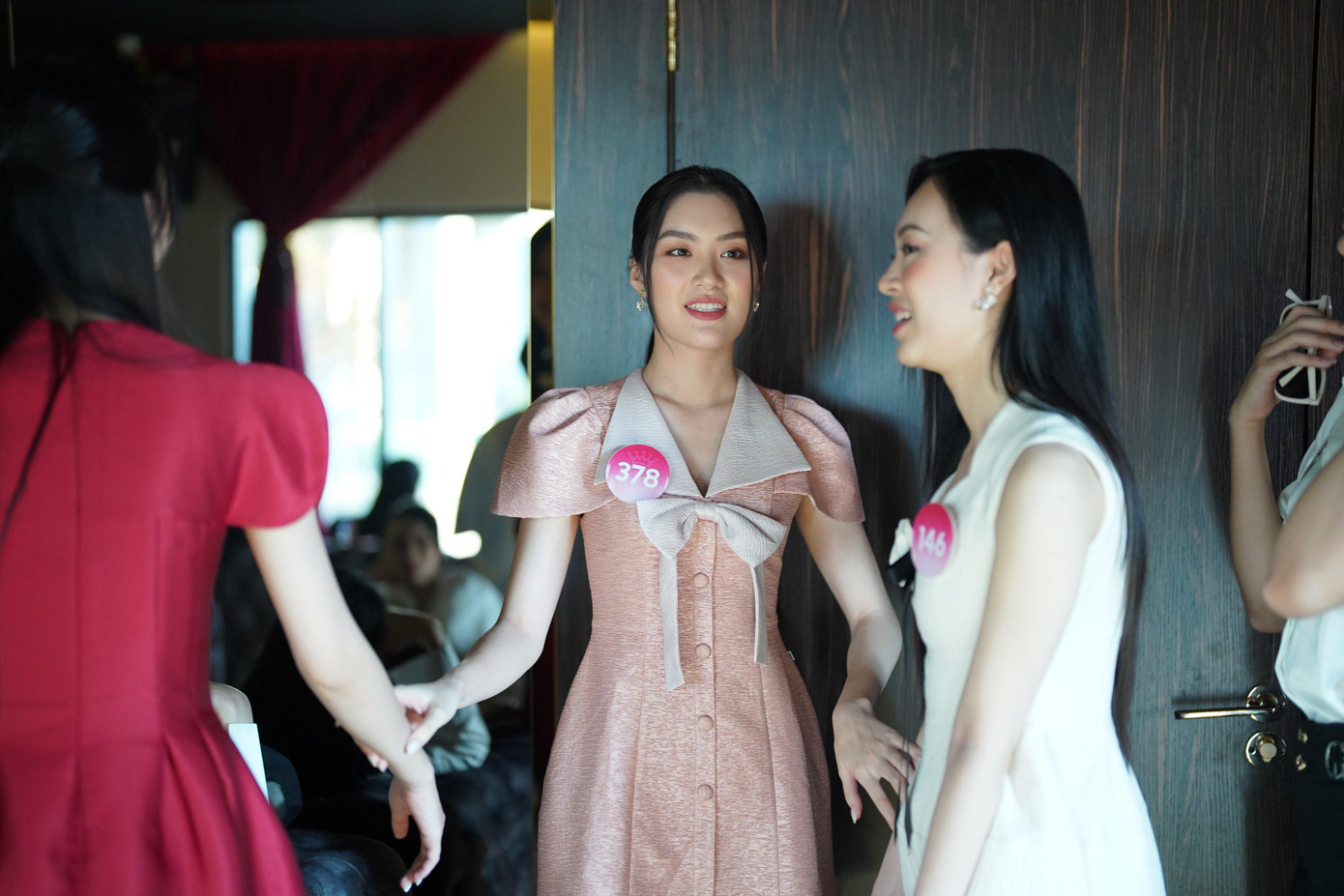 Người đẹp nhân ái là một trong những phần thi quan trọng thuộc khuôn khổ cuộc thi. Chia sẻ với Tiền Phong, bà Phạm Kim Dung - phó trưởng ban tổ chức cuộc thi - cho biết bà tự hào khi sáng lập và đưa phần thi vào Hoa hậu Việt Nam.