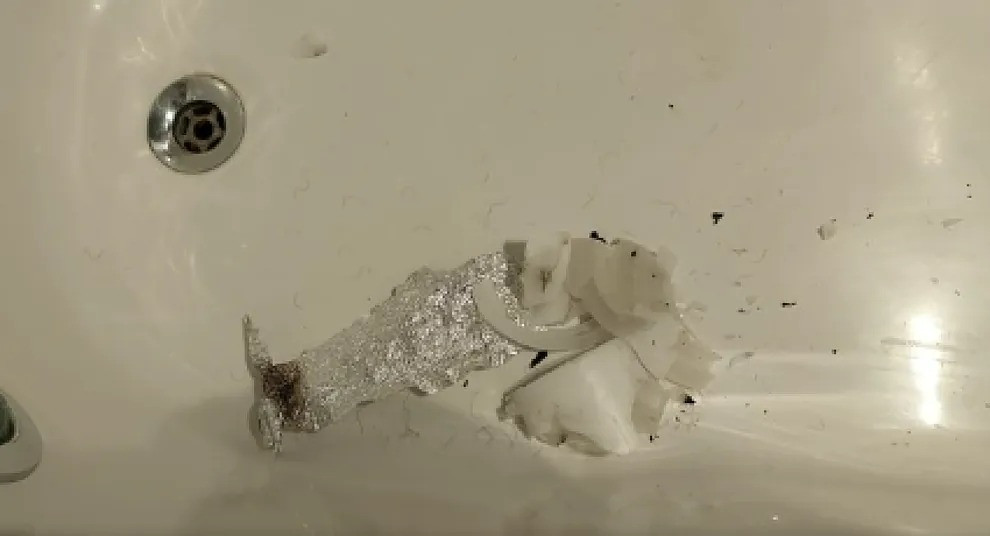 Vật dụng còn lại trong phòng khách sạn nơi Liam Payne té lầu tử vong.