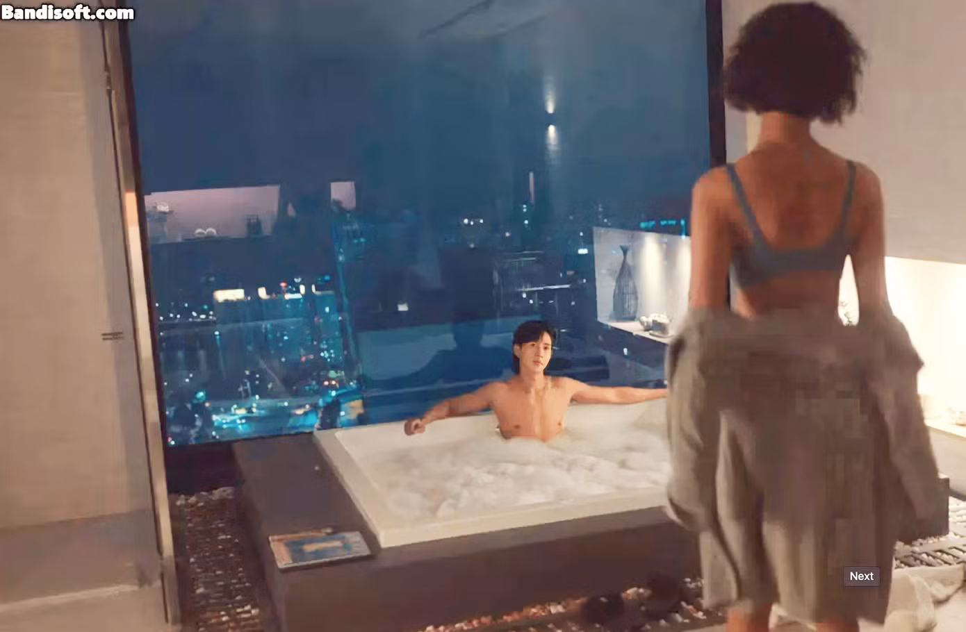 Nhiều cảnh khỏa thân trên phim gây chú ý. Nhiều cảnh khỏa thân trên phim gây chú ý.