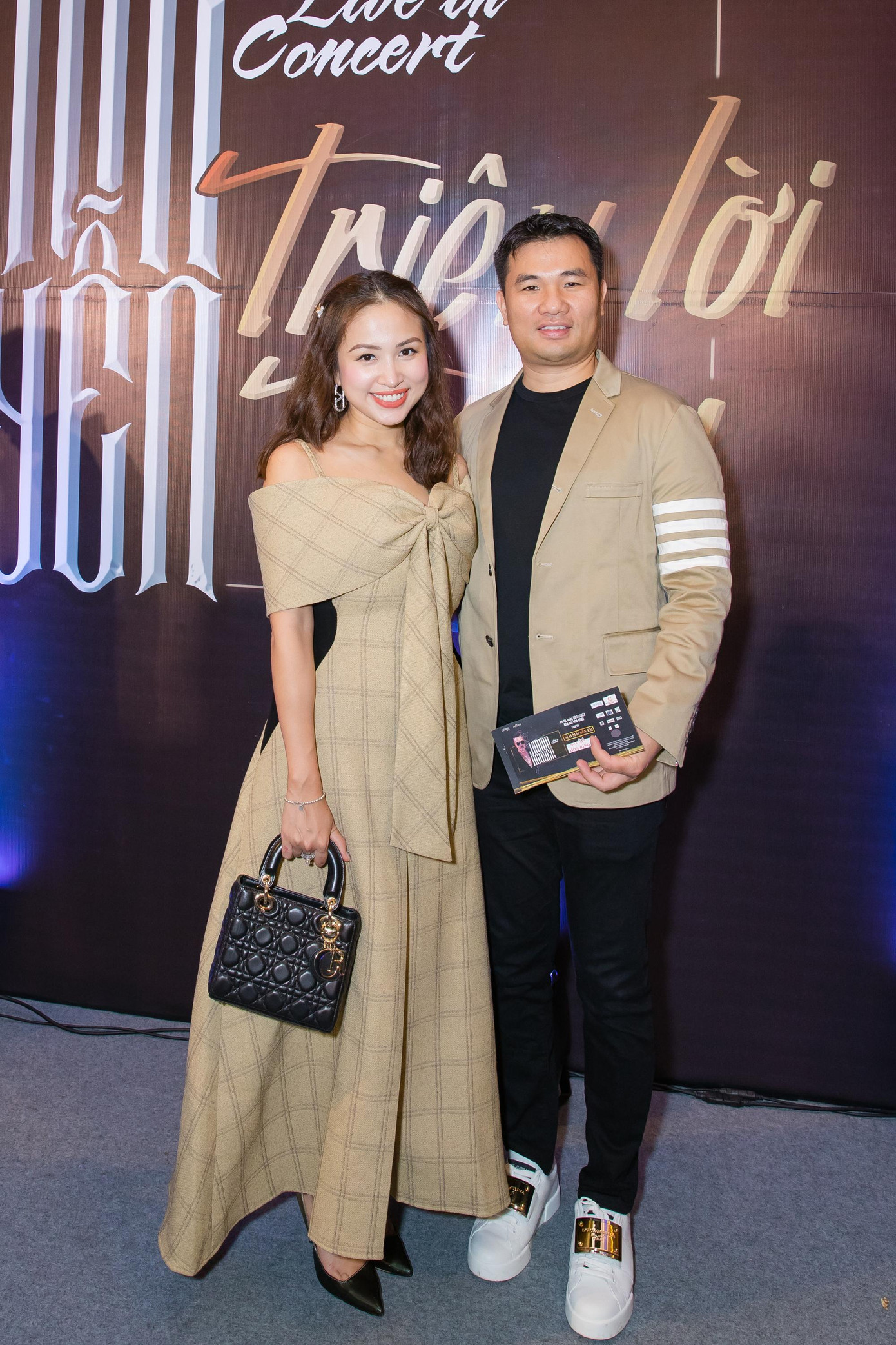 Vợ chồng Thúy Hạnh - Minh Khang, vợ chồng Vân Hugo có mặt từ sớm để thưởng thức đêm nhạc của Jimmii Nguyễn.