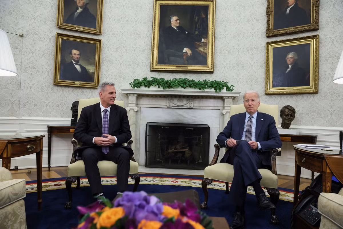 Ông Joe Biden và Kevin McCarthy còn phải giải quyết nhiều vấn đề trước thị trường biến động.