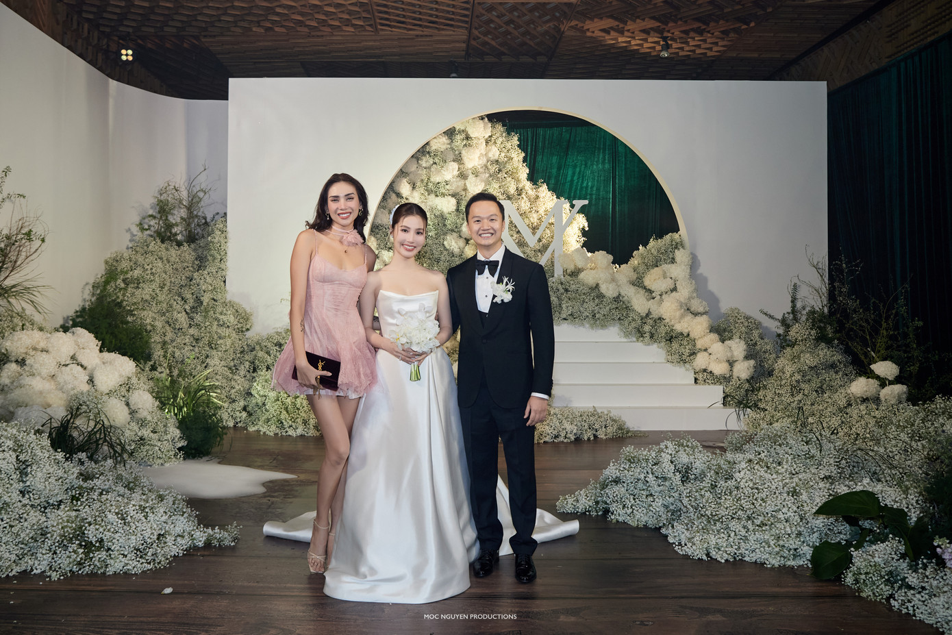 Cô dâu chú rể rạng rỡ bên dàn khách mời. Chia sẻ về hôn nhân, Diễm My nói: “Trước đây, tôi hay suy nghĩ tiêu cực, không nhiều niềm tin vào hôn nhân do gia đình vốn không hạnh phúc, tuổi thơ nhiều nỗi buồn. Bạn bè, người thân xung quanh tôi cũng thường đổ vỡ trong tình yêu. Tôi từng dự đám cưới nhiều lần nhưng không dám nghĩ sẽ đến lượt bản thân mặc váy cưới. Khi trở thành cô dâu thật sự, tôi cảm nhận được niềm hạnh phúc. Hôm mặc áo dài tại lễ ăn hỏi, niềm vui trong tôi tăng gấp nhiều lần”.