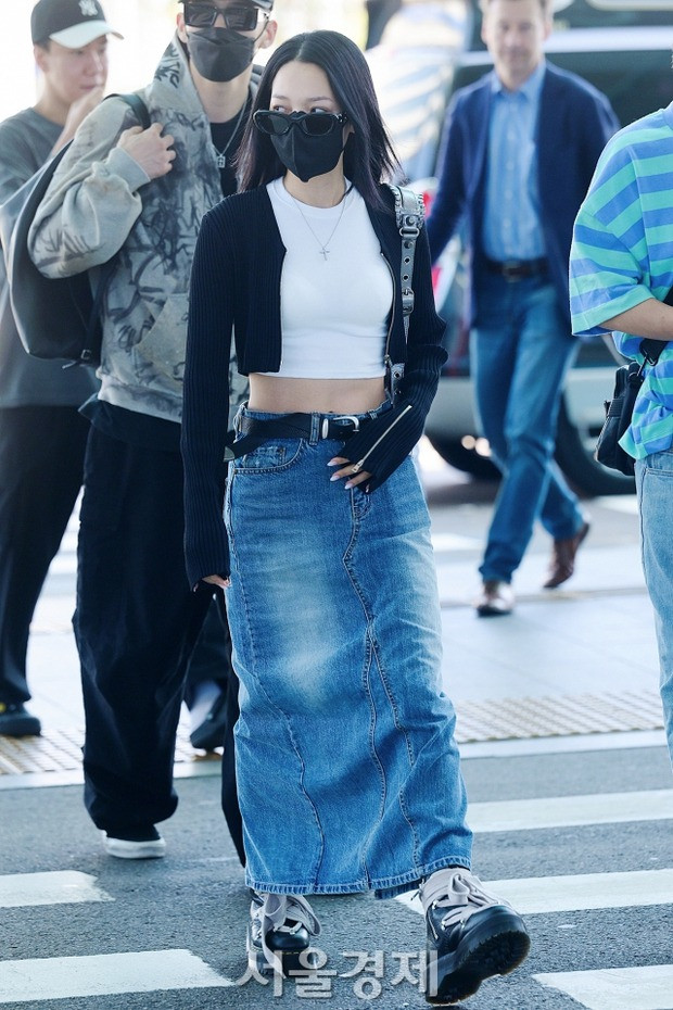 Somin diện cây váy denim cá tính, phối cùng crop top đơn giản. Thành viên nhóm KARD tạo điểm nhấn với boots hầm hố.