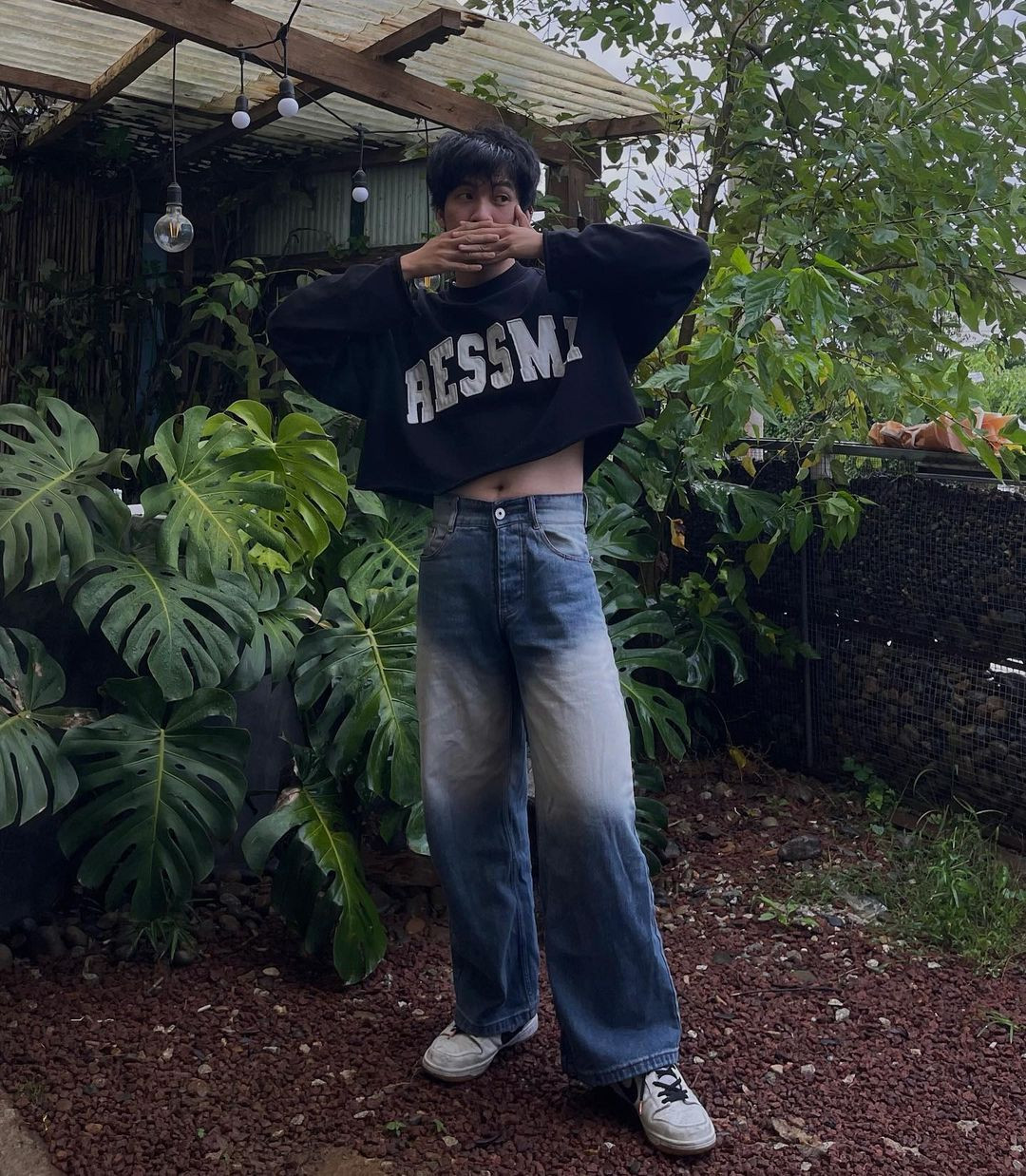 Nhạc sĩ Mew Amazing flex thành tích sáng tác hai ca khúc đạt hơn 100 triệu lượt xem trên YouTube là Thật bất ngờ và Sáng mắt chưa.