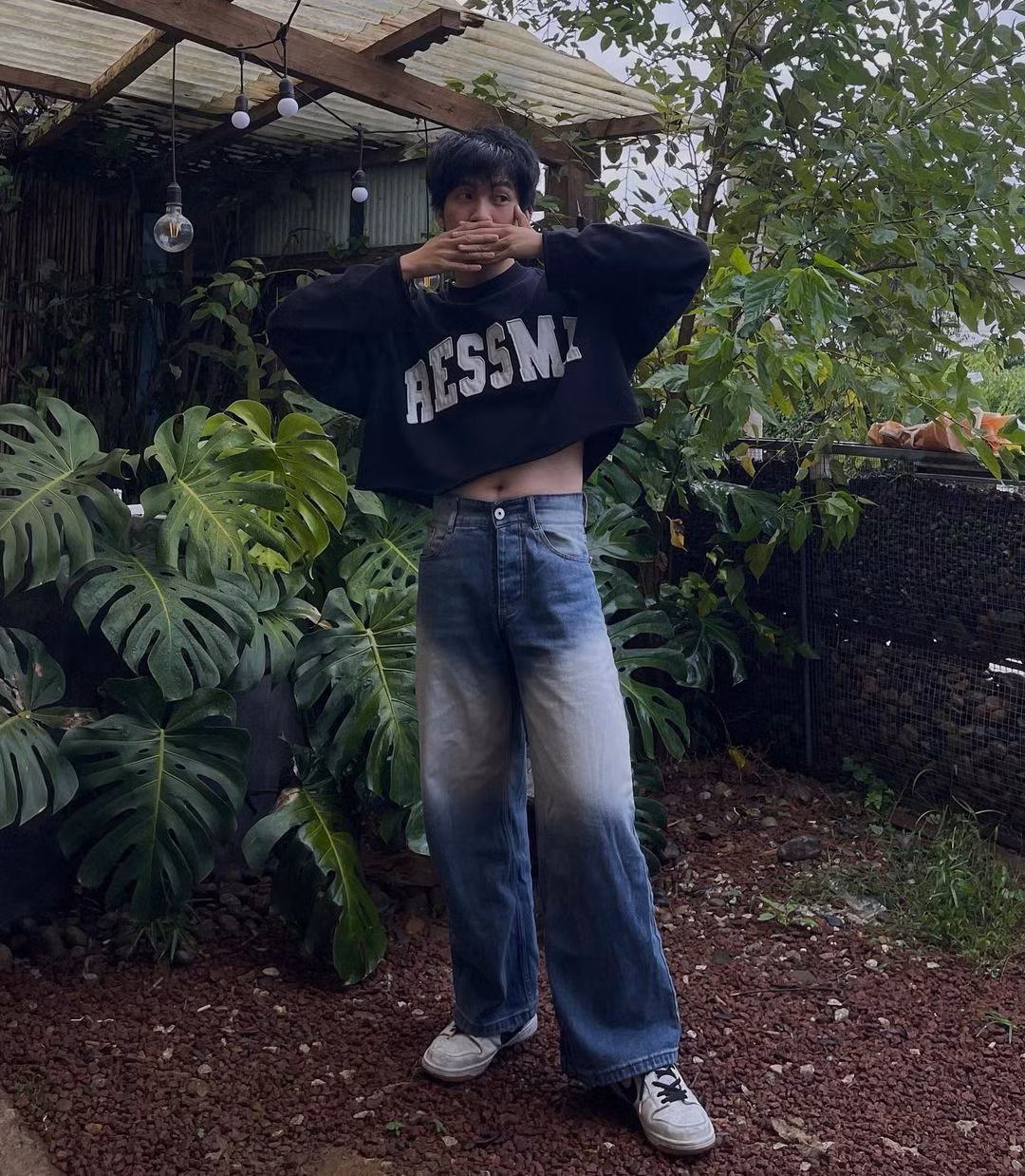 Nhạc sĩ Mew Amazing flex thành tích sáng tác hai ca khúc đạt hơn 100 triệu lượt xem trên YouTube là Thật bất ngờ và Sáng mắt chưa.