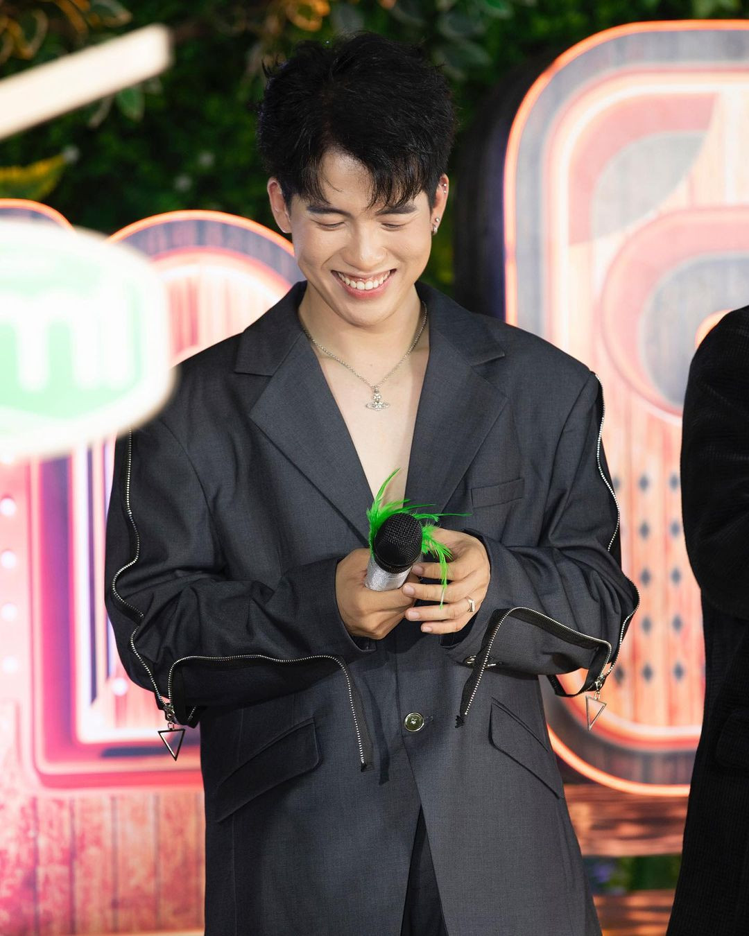 Nhạc sĩ Mew Amazing flex thành tích sáng tác hai ca khúc đạt hơn 100 triệu lượt xem trên YouTube là Thật bất ngờ và Sáng mắt chưa.